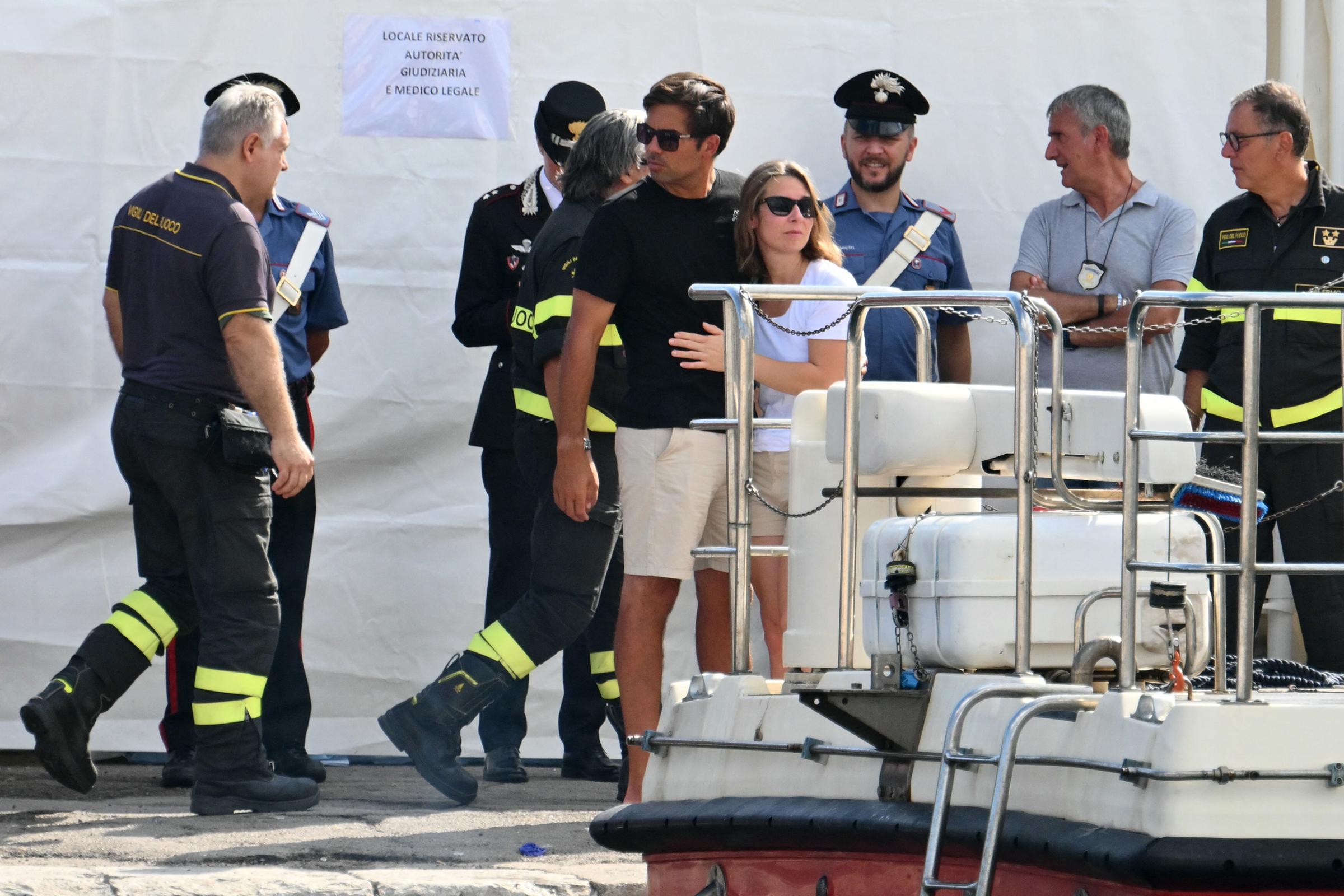 Des gens s'étreignent sur la jetée de Porticello près de Palerme le 22 août 2024 | Source : Getty Images