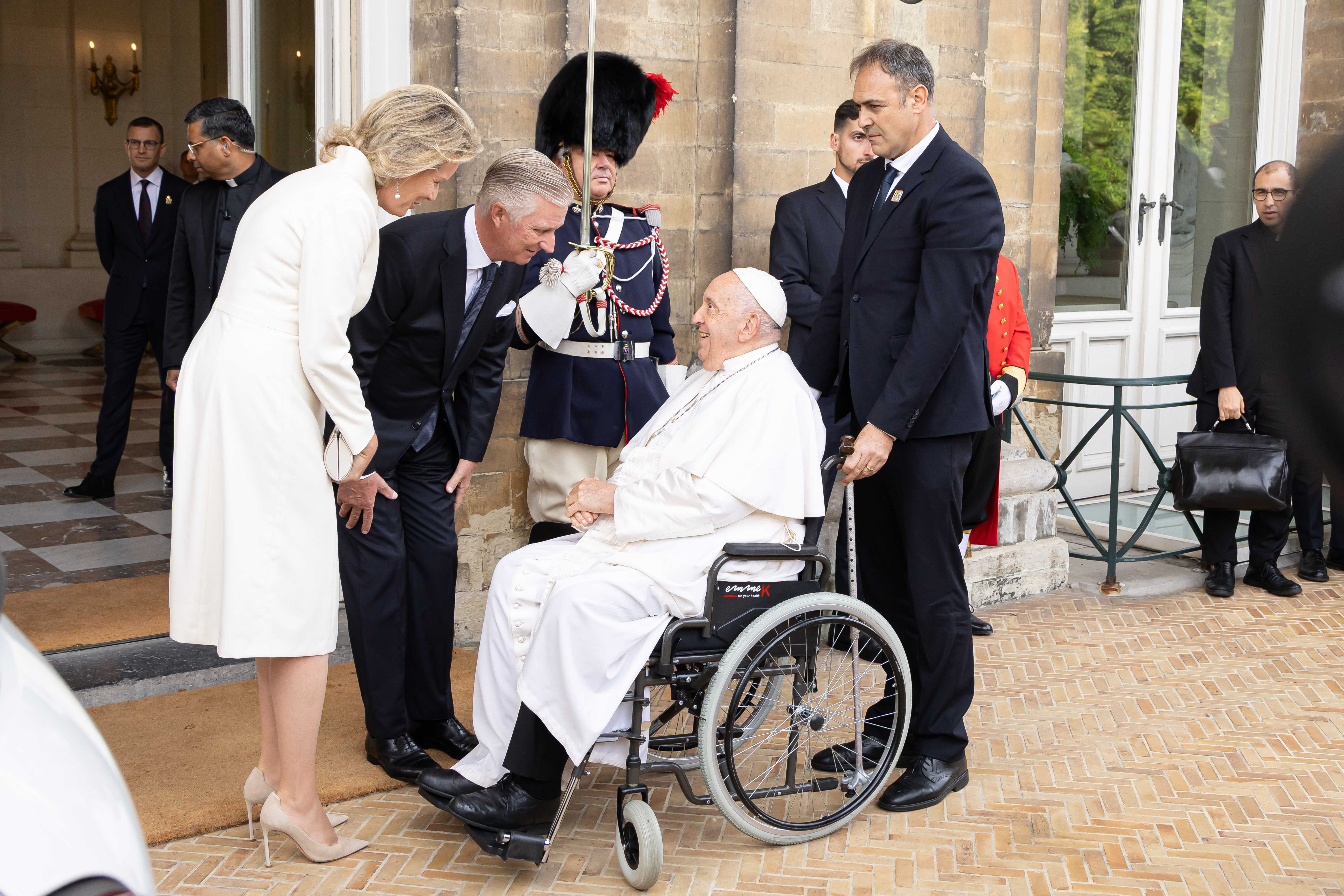 Le roi Philippe et la reine Mathilde de Belgique accueillant le pape François au château de Laeken à Bruxelles, en Belgique, le 27 septembre 2024 | Source : Getty Images