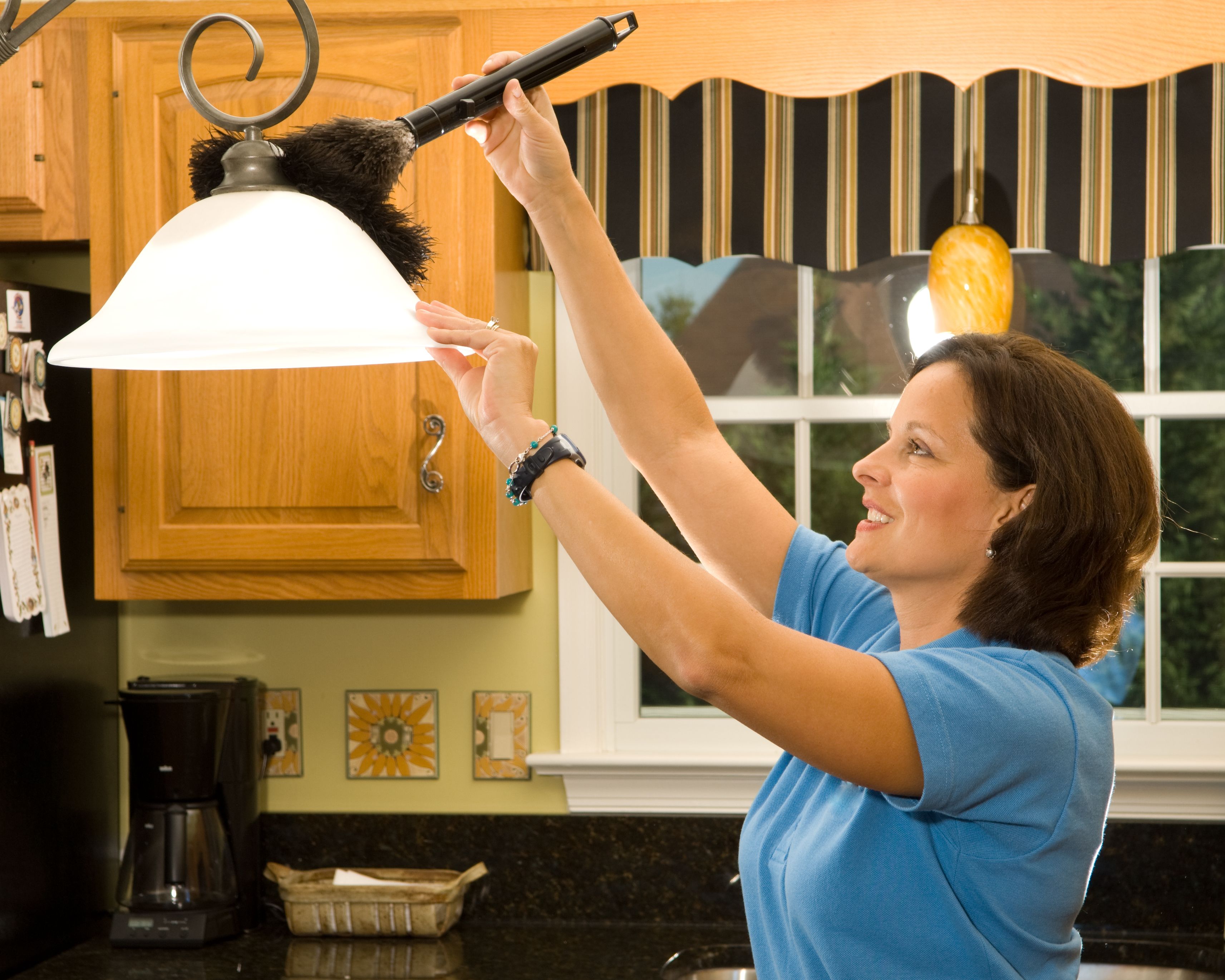 Une femme qui nettoie la maison | Source : Getty Images