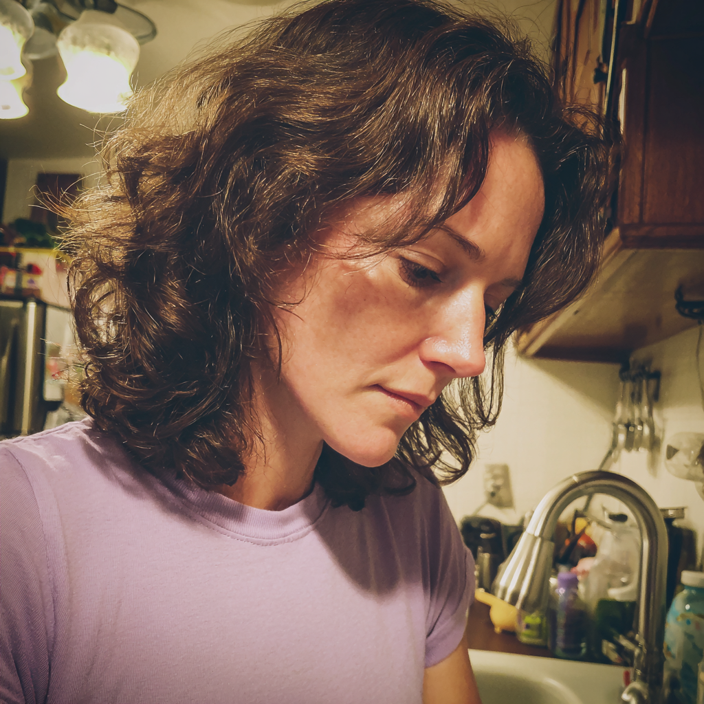 Une femme portant un T-shirt lilas | Source : Midjourney