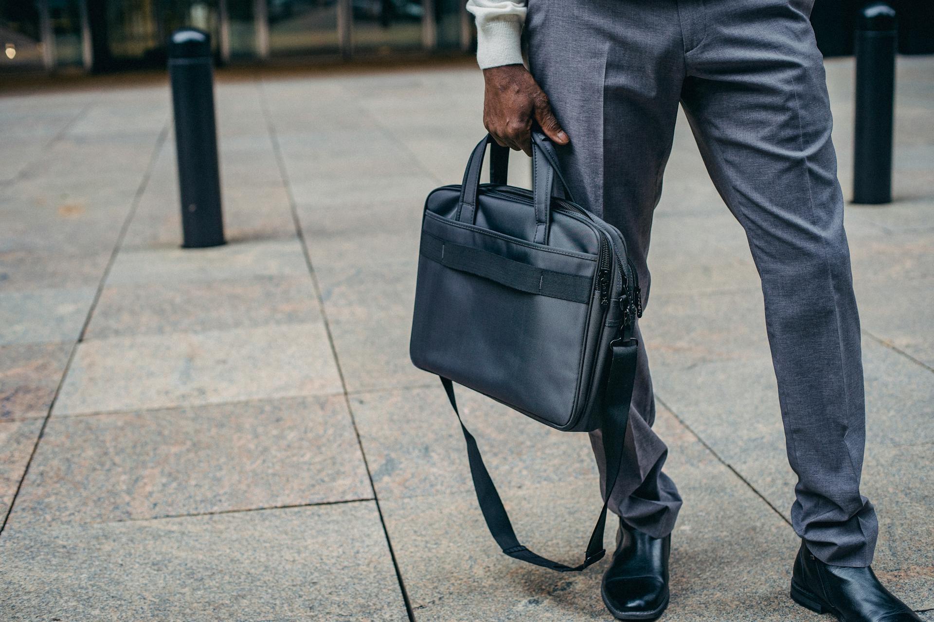 Un homme tenant son sac | Source : Pexels