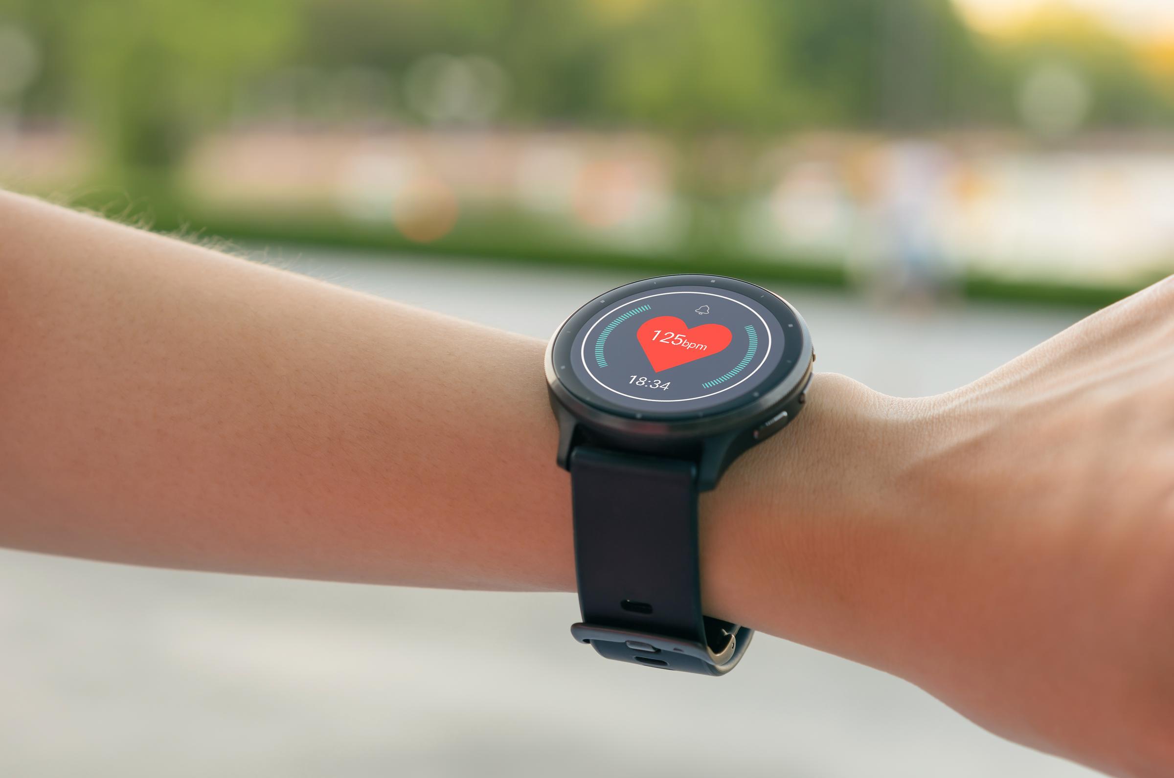 Une personne portant une smartwatch vérifiant le rythme cardiaque | Source : Shutterstock