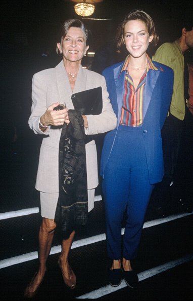 Nicole Courcel et sa fille Julie Andrieu - Première de la pièce "Poesies Secretes" - 1993. | Photo : Getty Images
