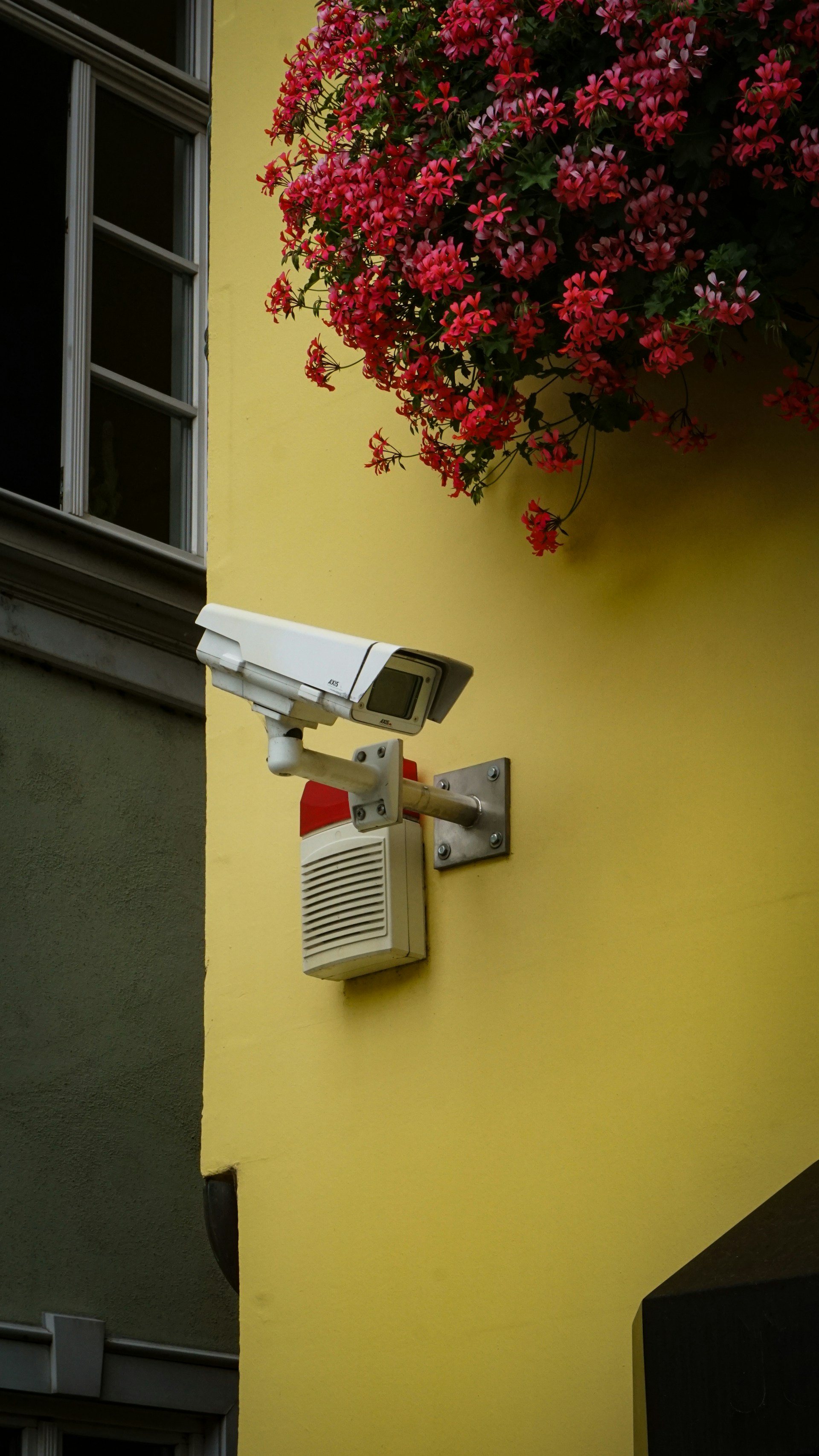 Une caméra de sécurité fixée au mur | Source : Unsplash