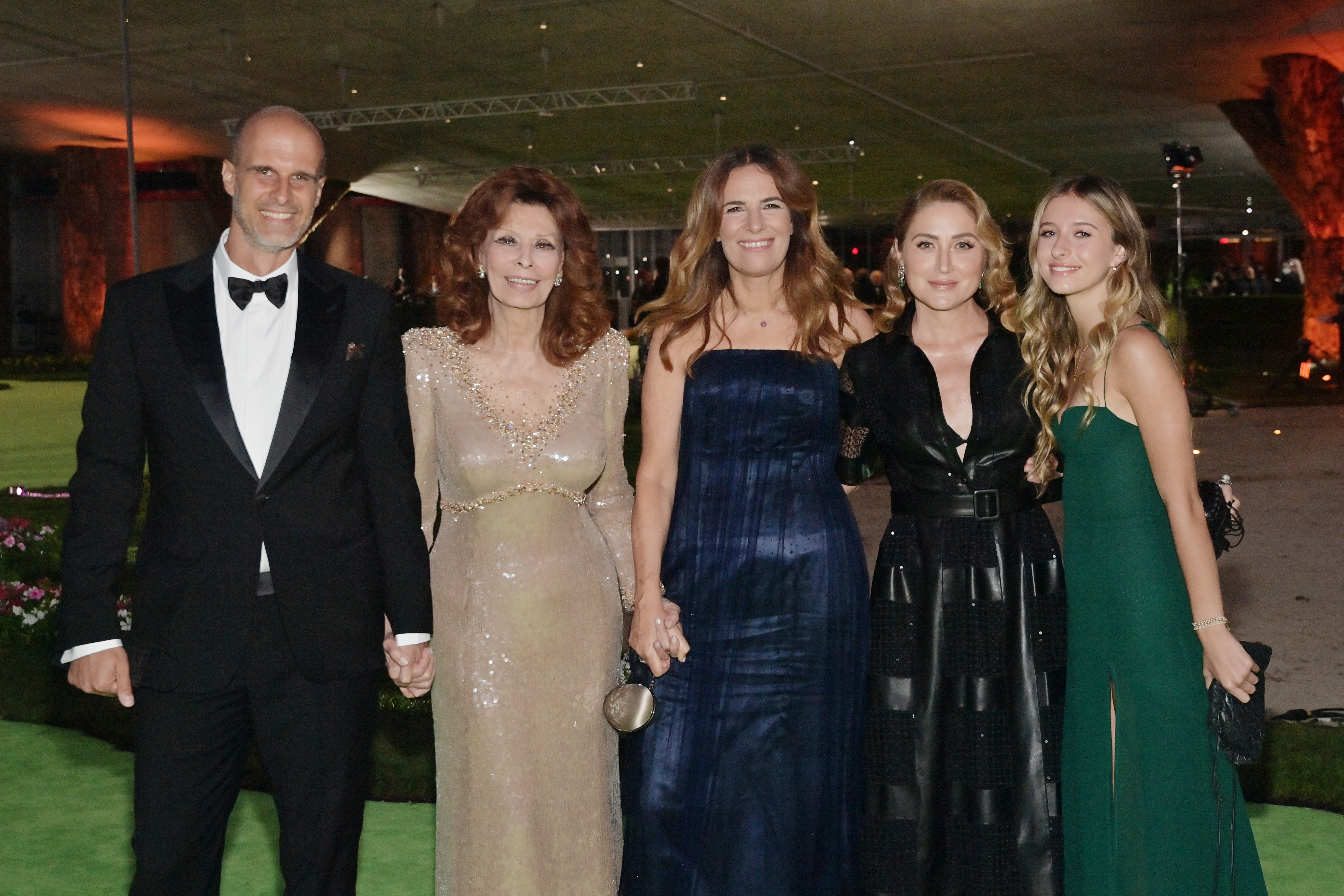 Sasha Alexander, Lucia Sofia Ponti, Eduardo Ponti, Sophia Loren et Roberta Armani le 25 septembre 2021 à Los Angeles, Californie | Source : Getty Images