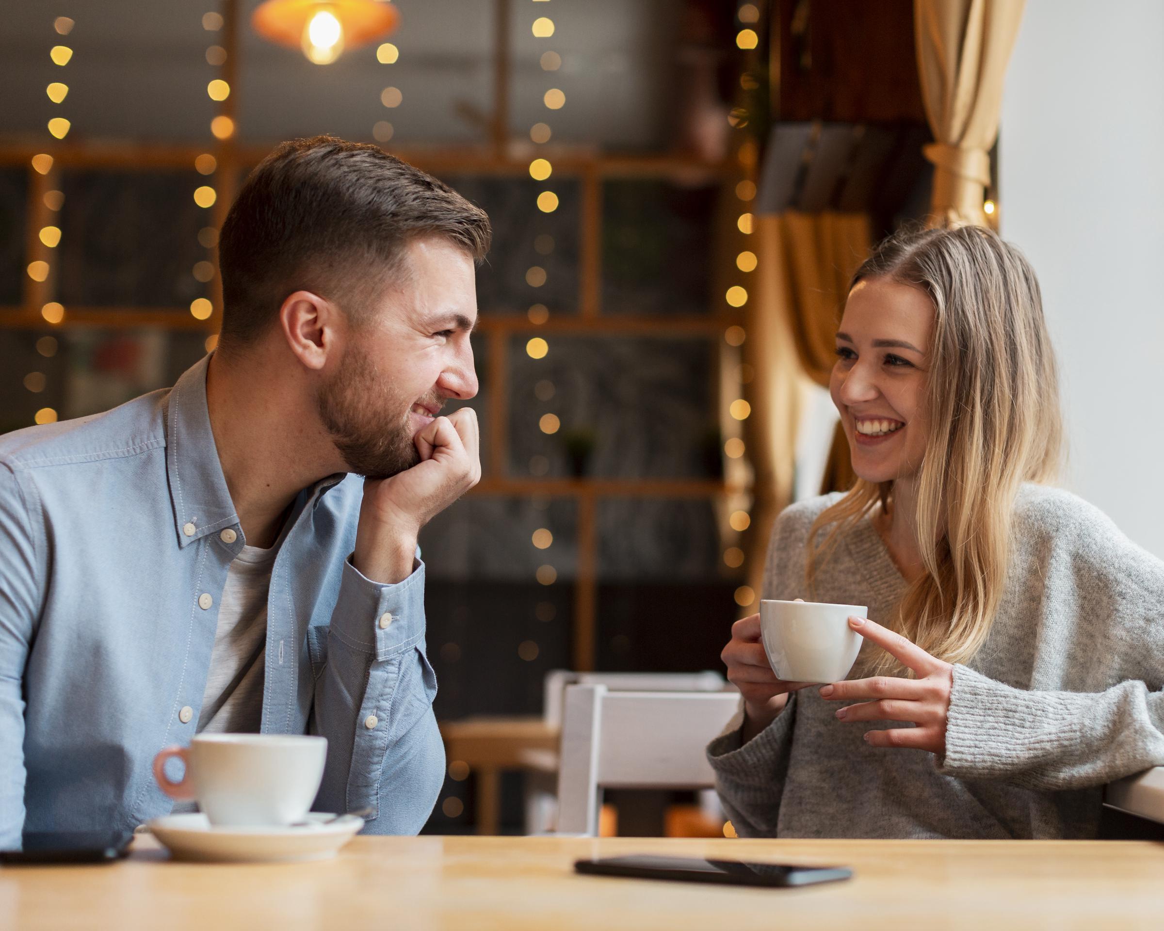 Jeunes amis dans un café | Source : Freepik