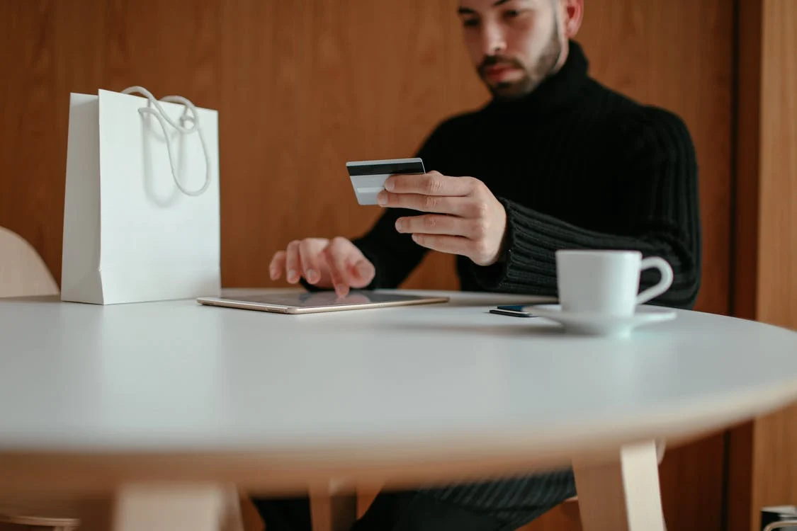 Elle repéra Colin assis à l'une des tables. | Source : Pexels