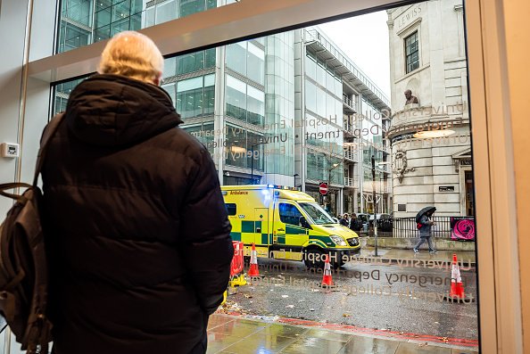 Une ambulance passe devant un patient en salle d'attente des urgences de l'hôpital. |Photo : Getty Images