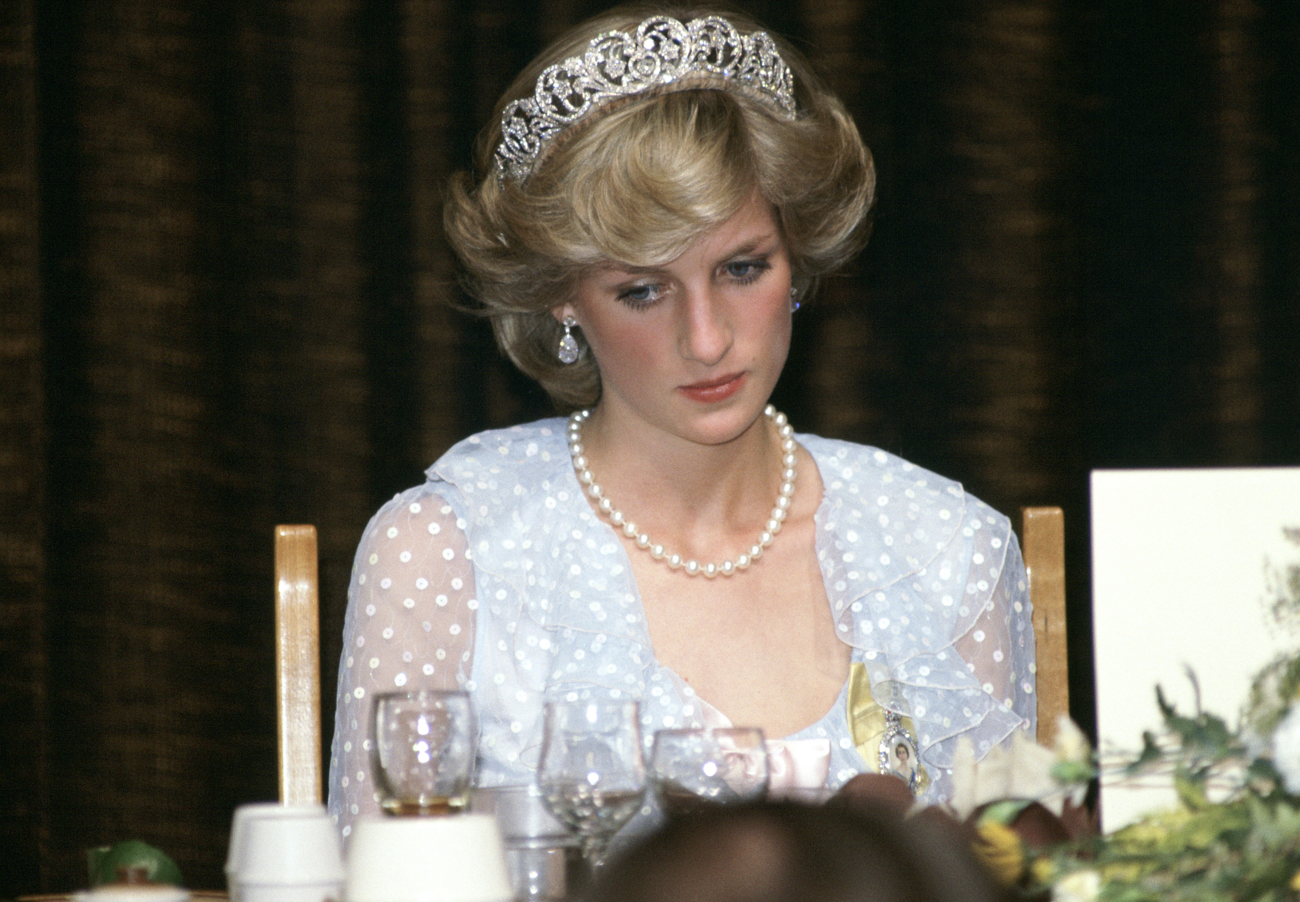 La princesse Diana portait une robe de soirée en mousseline bleue conçue par les créateurs de mode David et Elizabeth Emanuel lors d'un banquet en Nouvelle-Zélande le 20 avril 1983. | Source : Getty Images