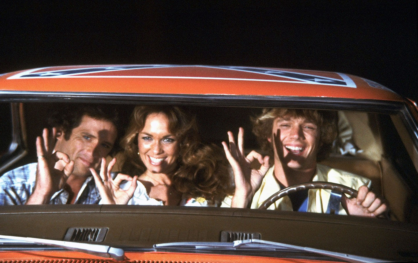 Tom Wopat, l'actrice, et John Schneider photographiés sur le plateau de "Shérif, fais-moi peur", 1980 | Source : Getty Images