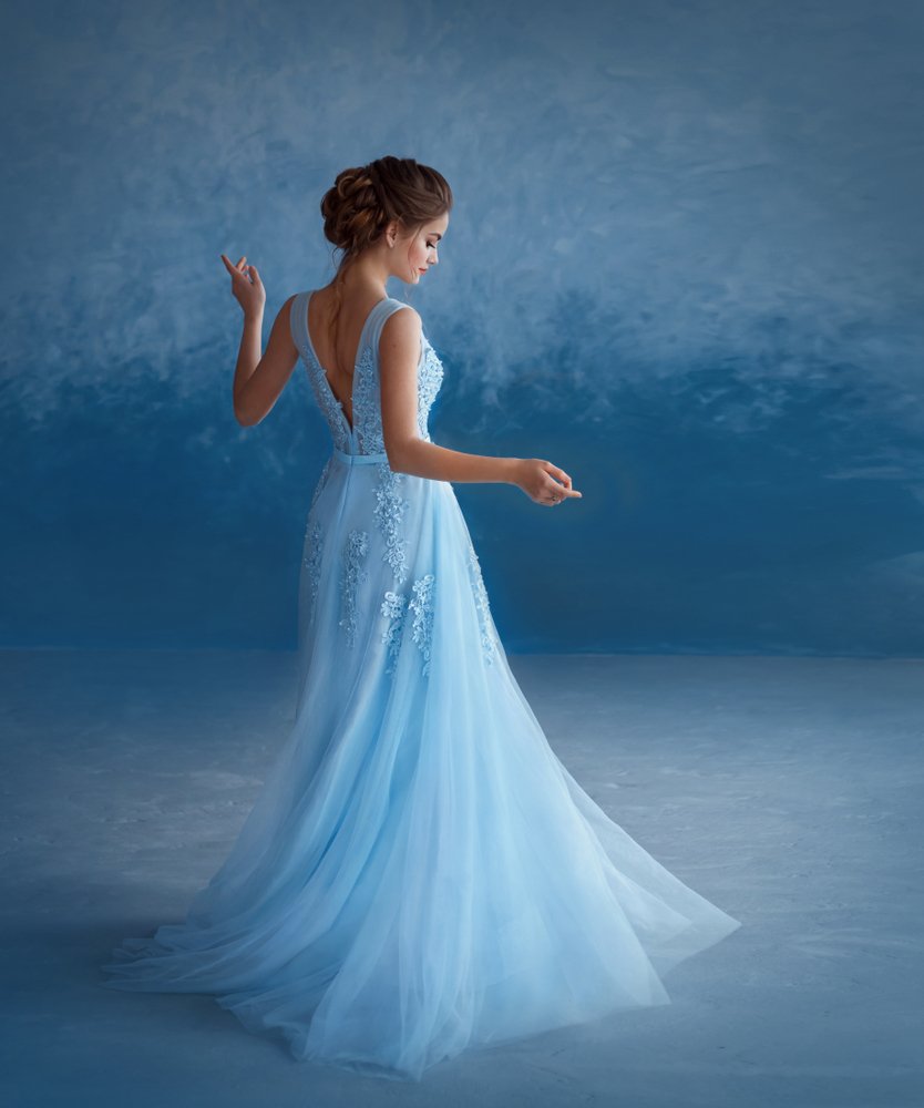 Une jeune fille en robe bleu ciel | photo : Shutterstock
