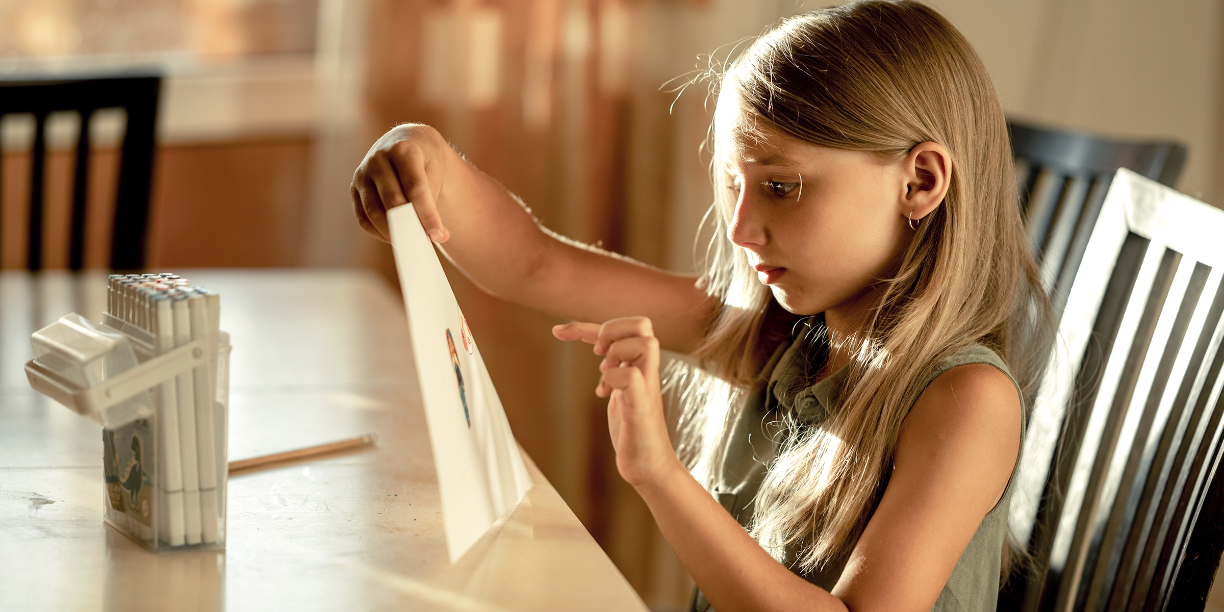 Une fille tenant un dessin | Source : Shutterstock