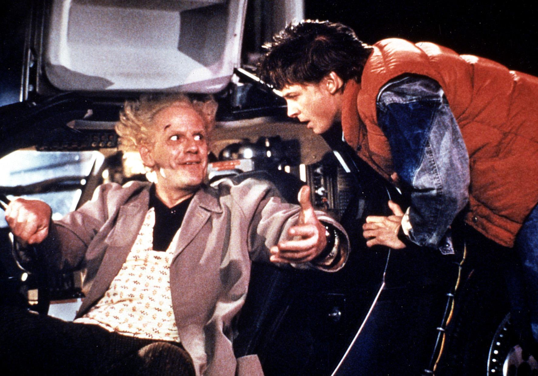 Michael J. Fox et Christopher Lloyd sur le tournage de "Retour vers le futur" en 1984 | Source : Getty Images