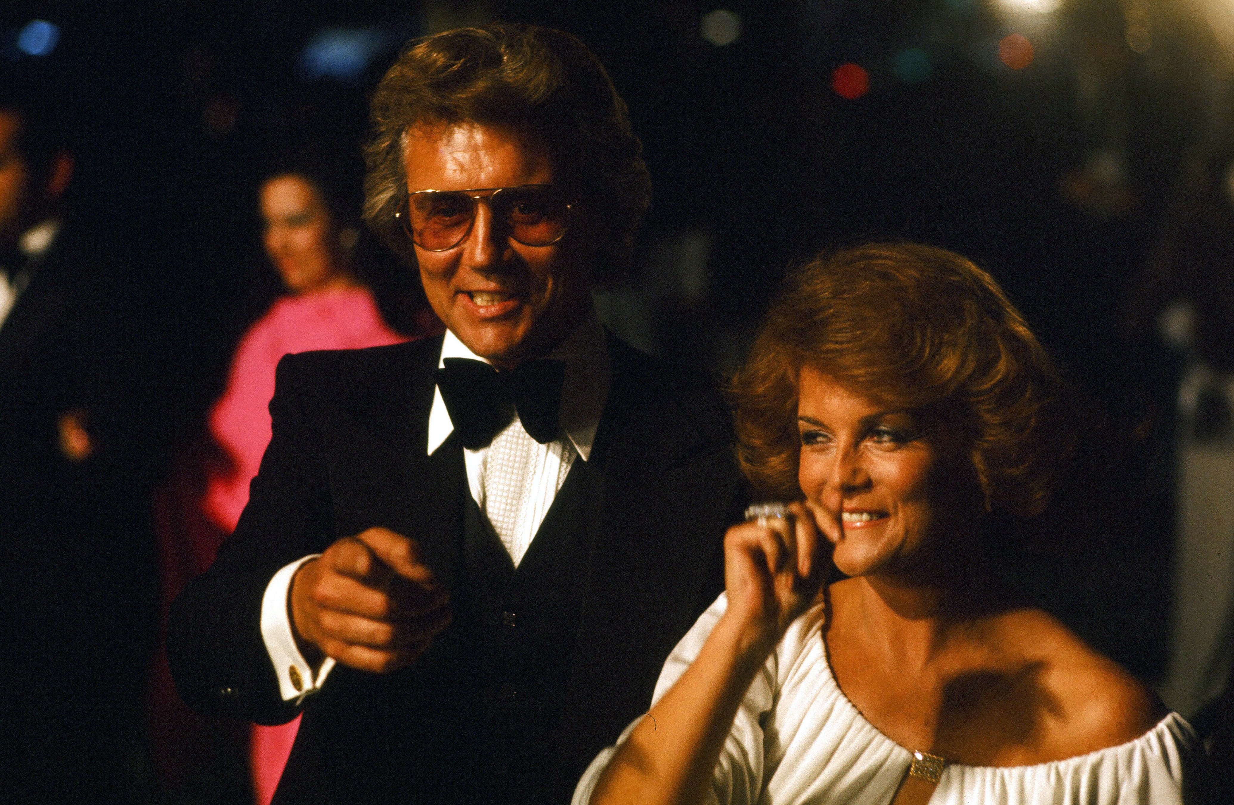 Roger Smith et sa femme Ann-Margret lors de la 48e cérémonie des Oscars au Dorothy Chandler Pavilion le 29 mars 1976 à Los Angeles, Californie. | Source : Getty Images