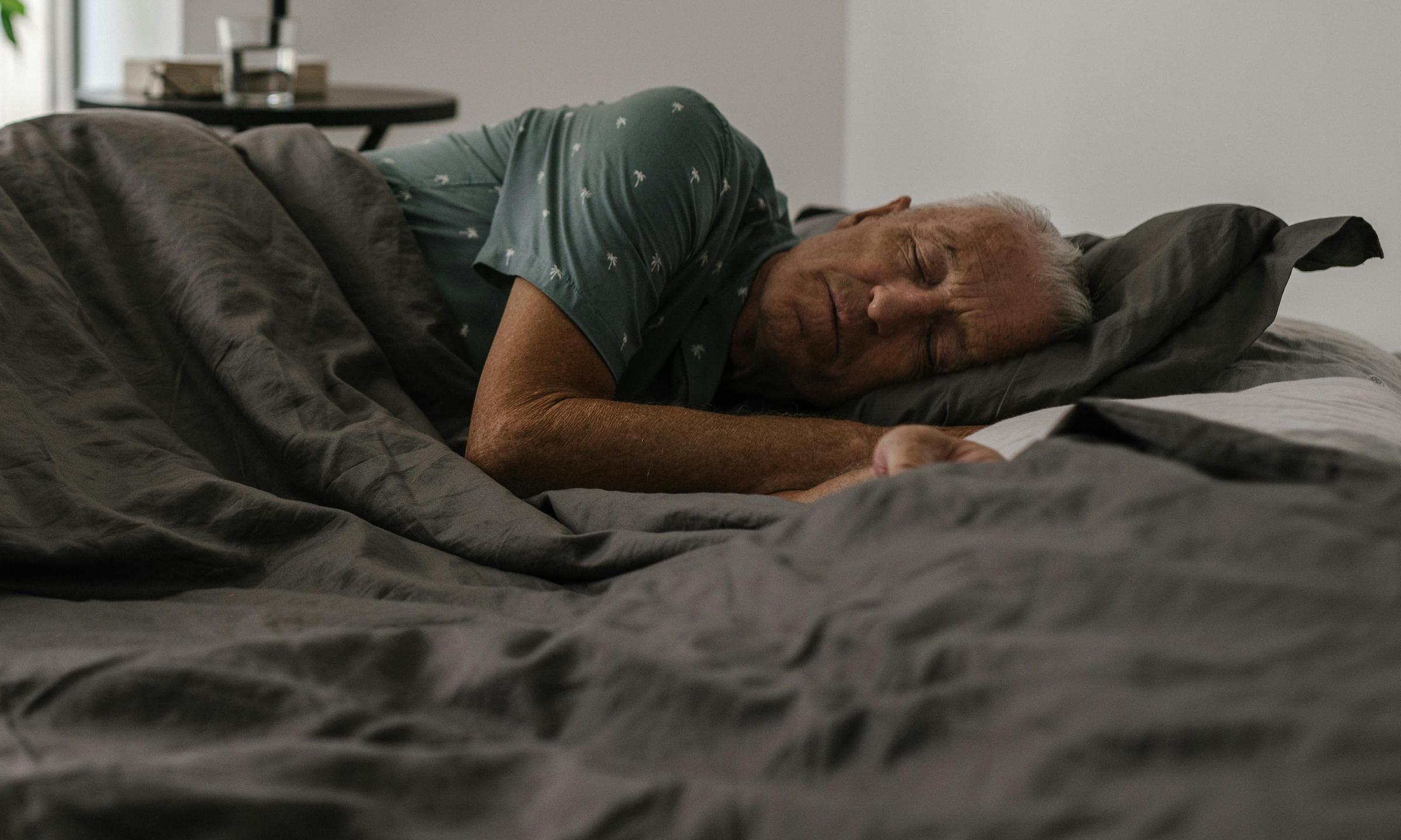 Un homme à l'air malade allongé dans son lit | Source : Pexels