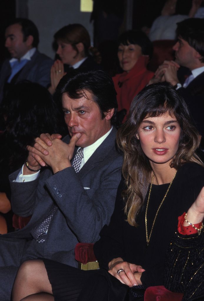 Alain Delon et Anne Parillaud a la premiere du spectacle de Thierry le Luron le 26 janvier 1983 a Paris I Source : Getty Images