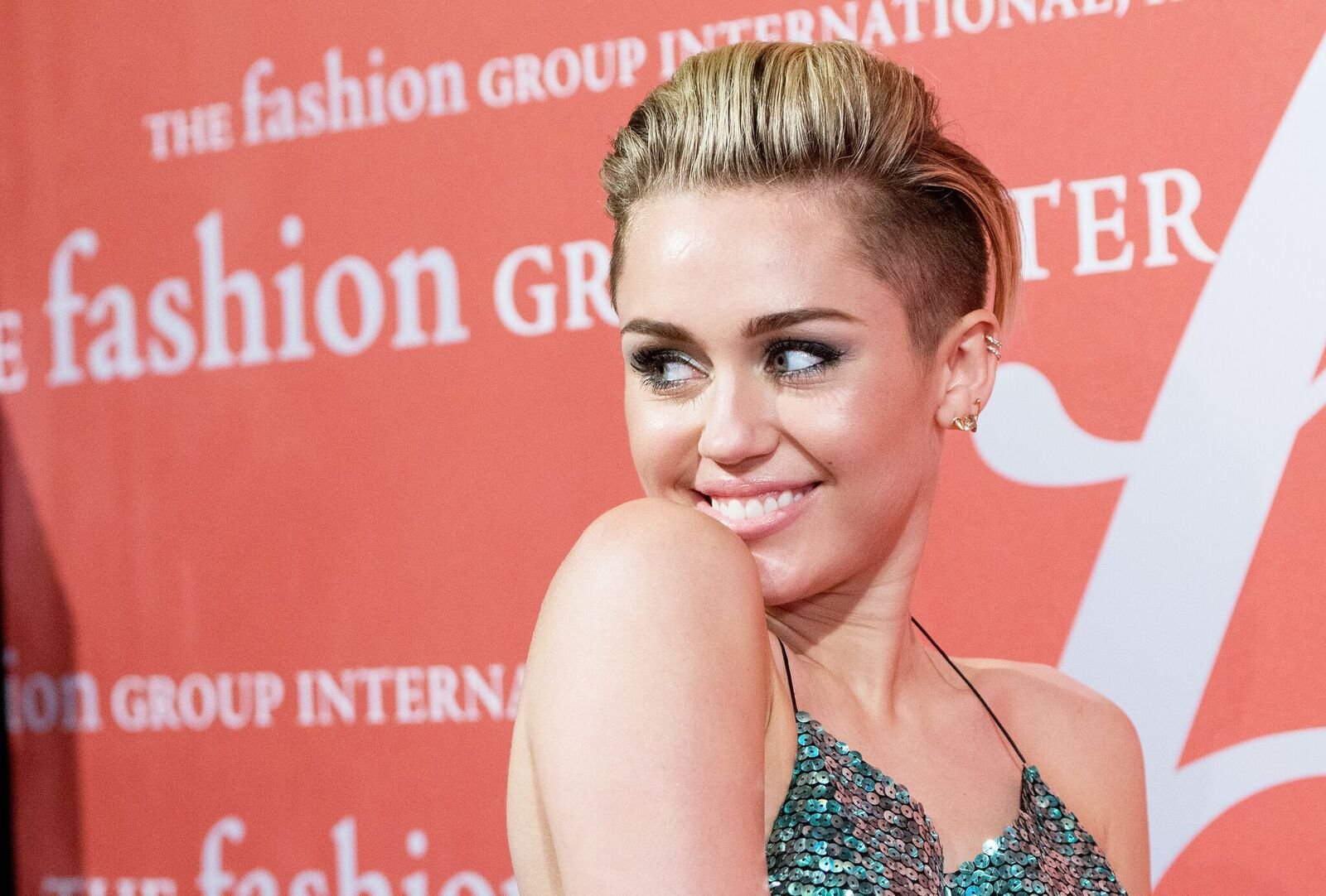 Miley Cyrus assiste à la 30e soirée annuelle des étoiles. | Photo: Getty Images