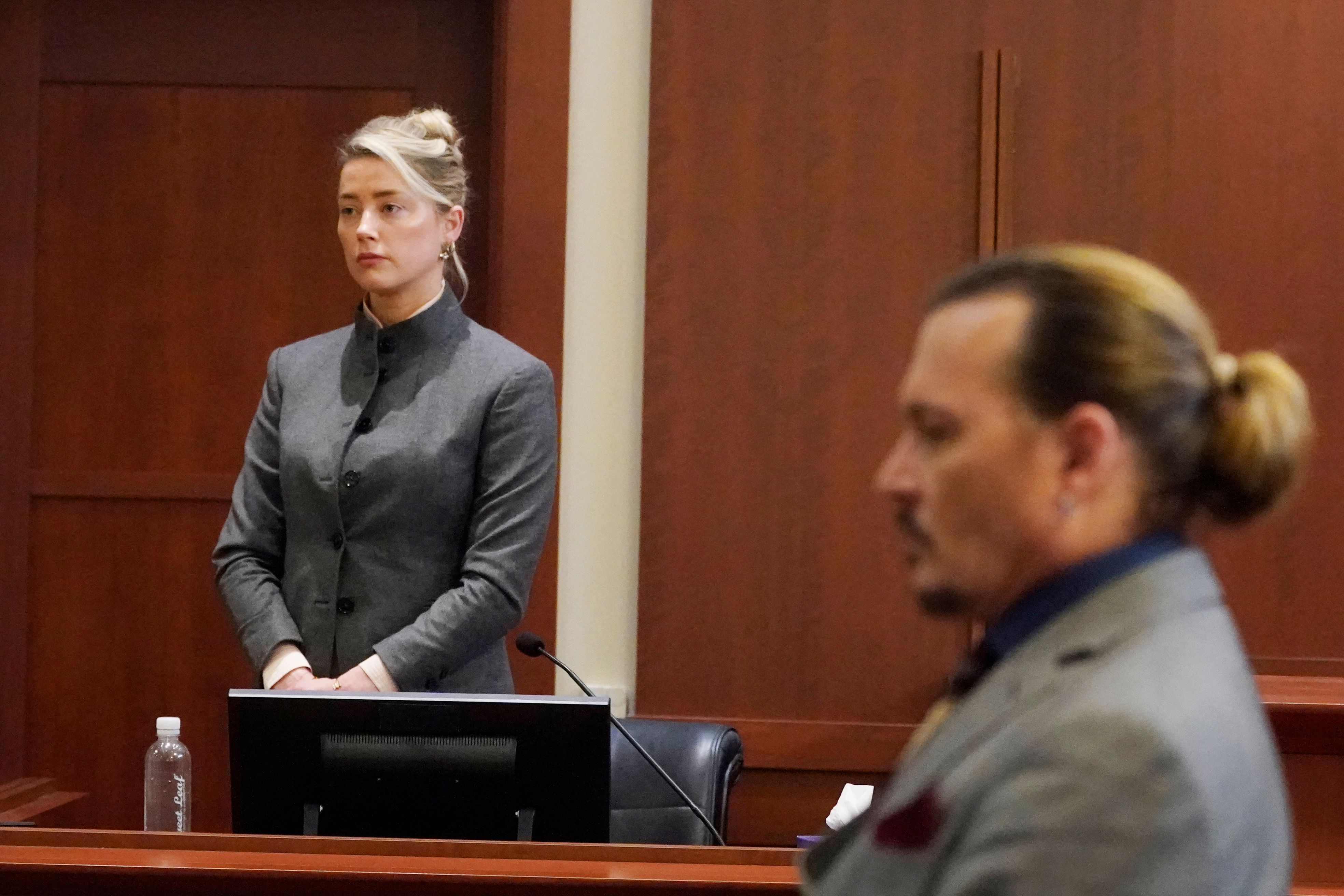 Amber Heard et Johnny Depp regardent le jury quitter la salle d'audience à la fin de la journée au palais de justice itinérant du comté de Fairfax, le 16 mai 2022, à Fairfax, en Virginie. | Source : Getty Images