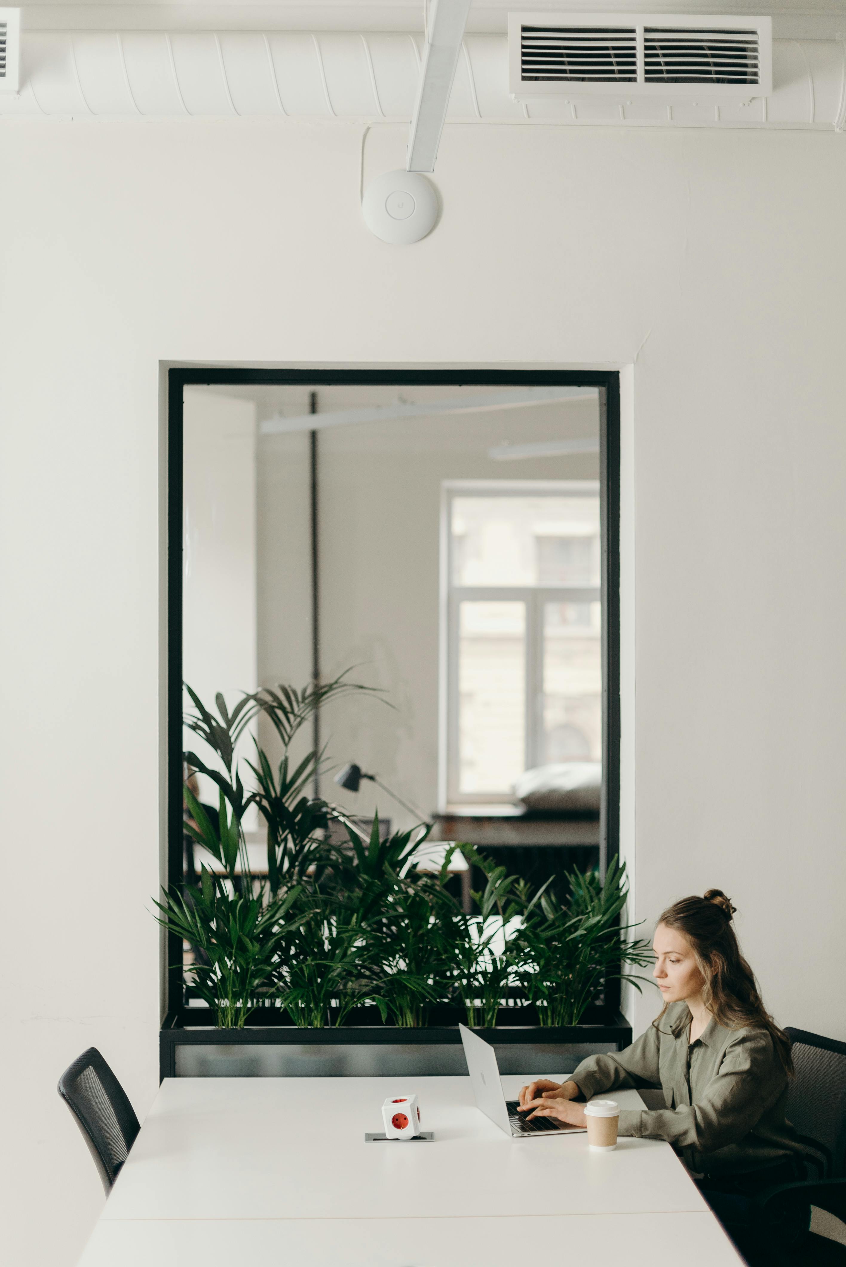 Une femme tapant sur un ordinateur portable | Source : Pexels