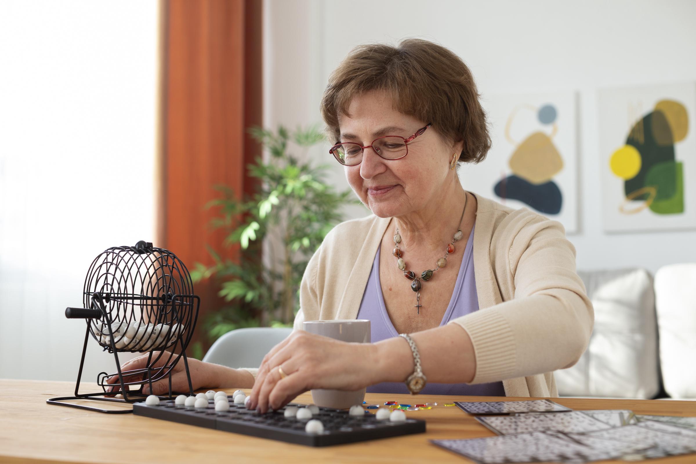 Femme jouant au bingo | Source : Freepik