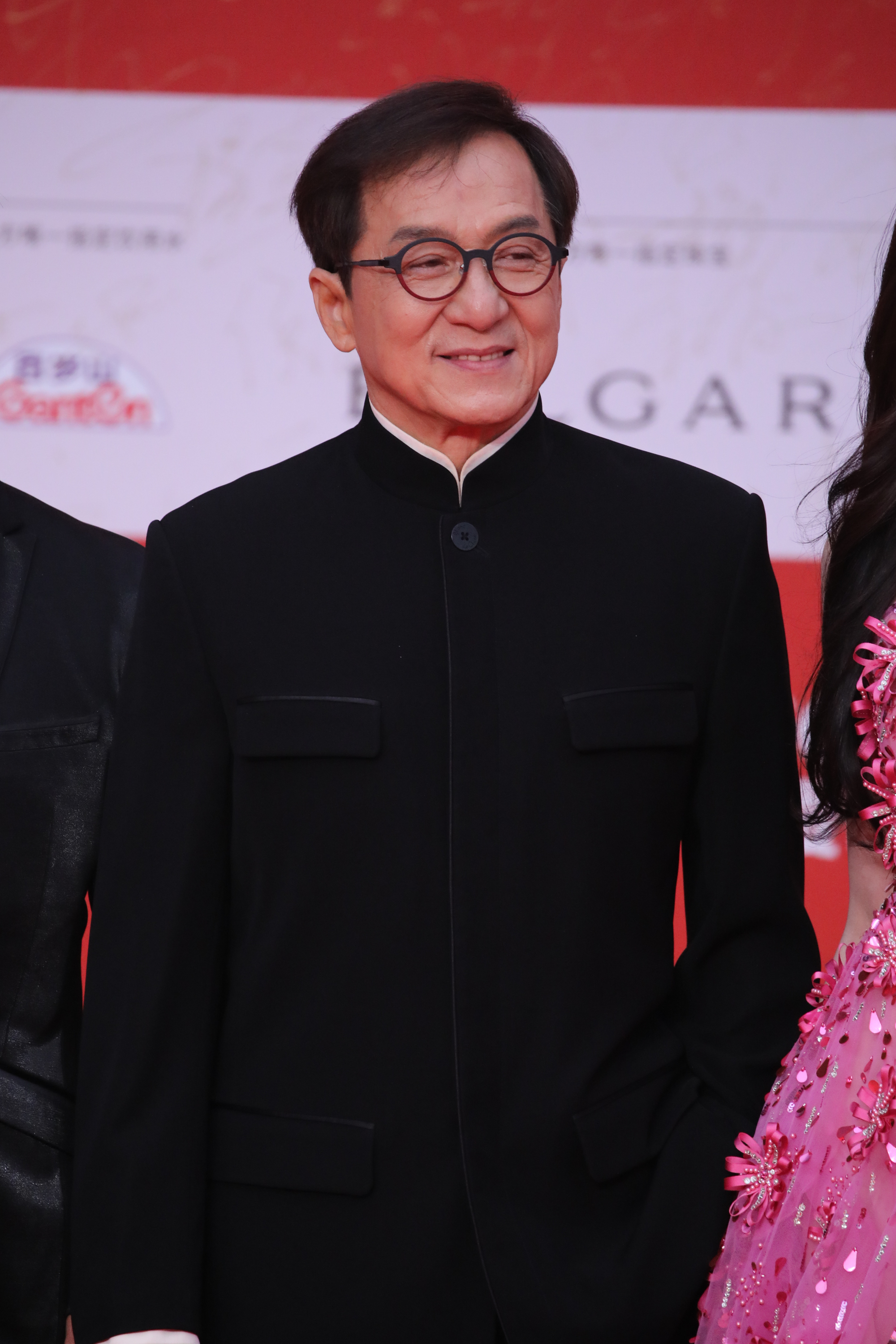 Jackie Chan arrive à la cérémonie d'ouverture du Festival international du film de Pékin 2023 au Yanqi Lake International Convention and Exhibition Center le 21 avril 2023 à Pékin, Chine. | Source : Getty Images