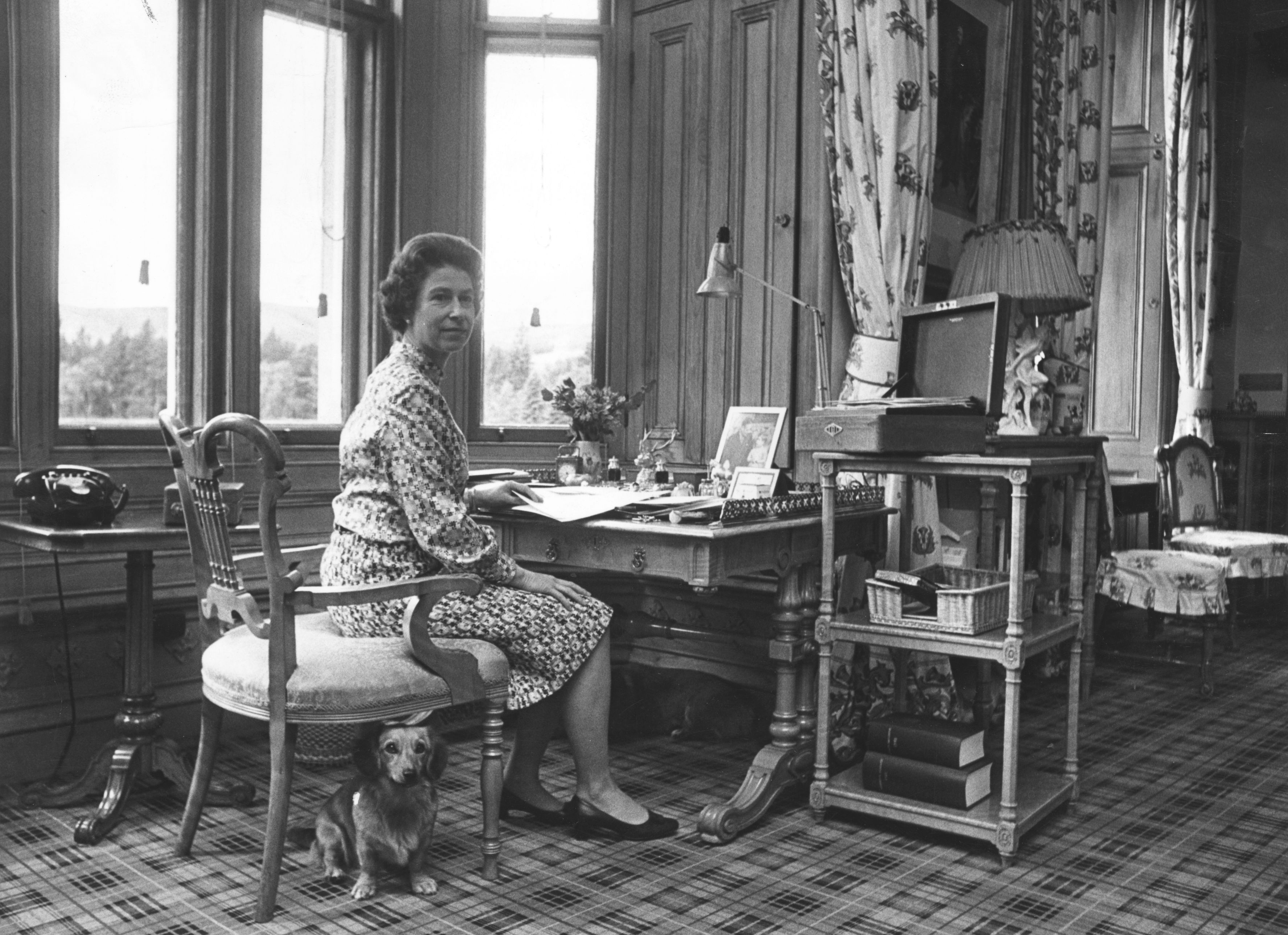 La reine Elizabeth II assise dans son bureau au château de Balmoral | Source : Getty Images