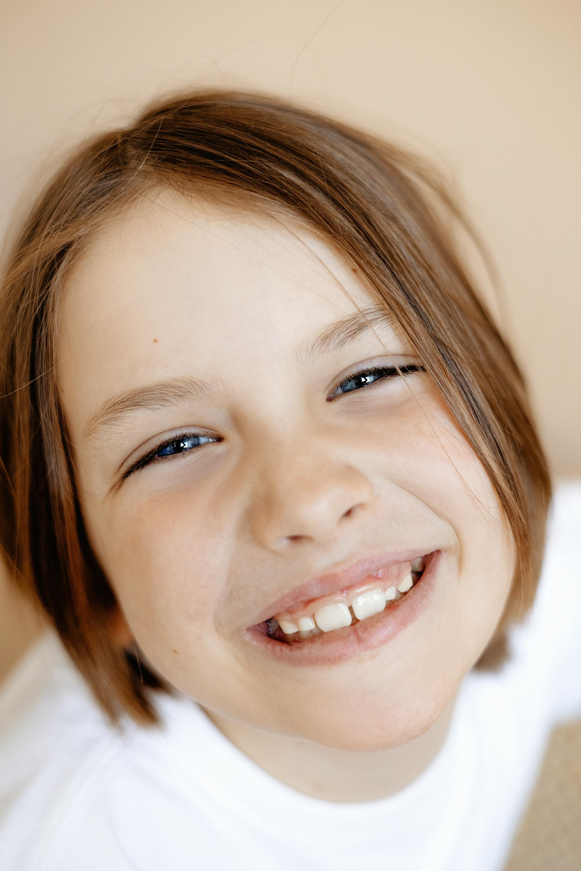 Une fille souriante qui regarde vers le haut | Source : Pexels