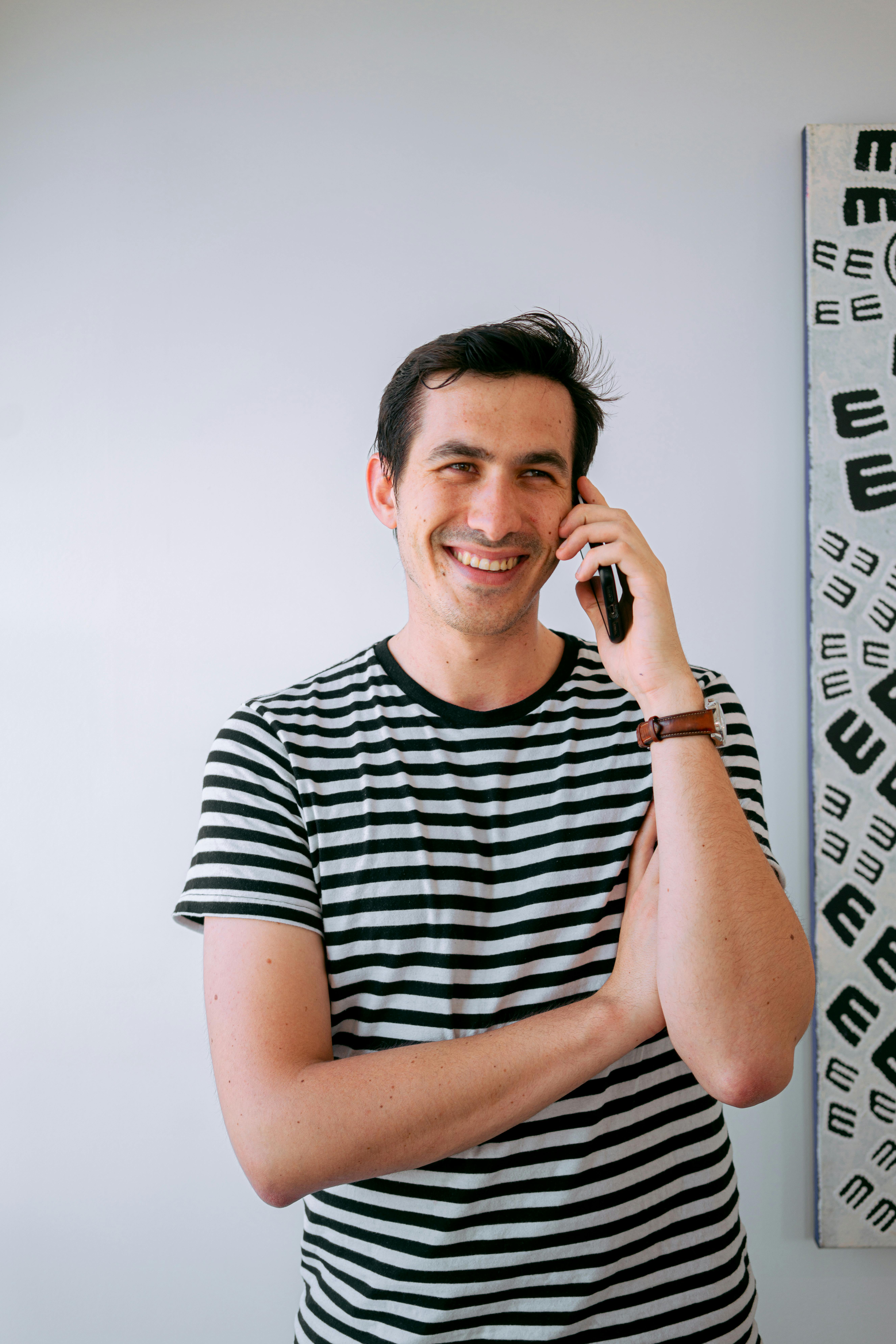 Un homme heureux parle au téléphone | Source : Pexels