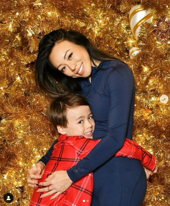 Dara Huang et Christopher Woolf Mapelli Mozzi sur la photo de Noël en 2023. | Source : Instagram/dara_huang