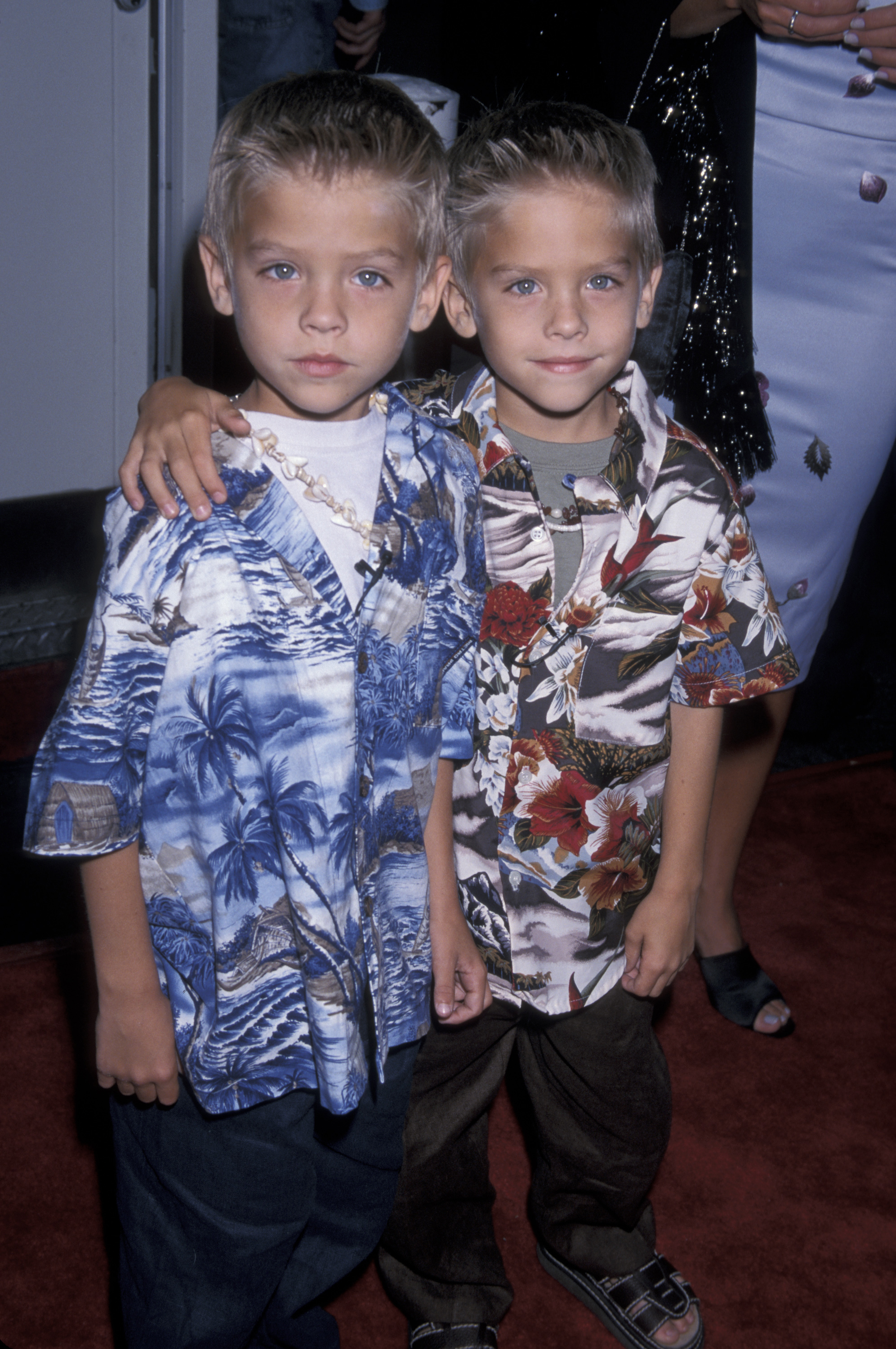 Dylan et Cole Sprouse à la première de "Big Daddy" le 17 juin 1999 à Los Angeles. | Source : Getty Images