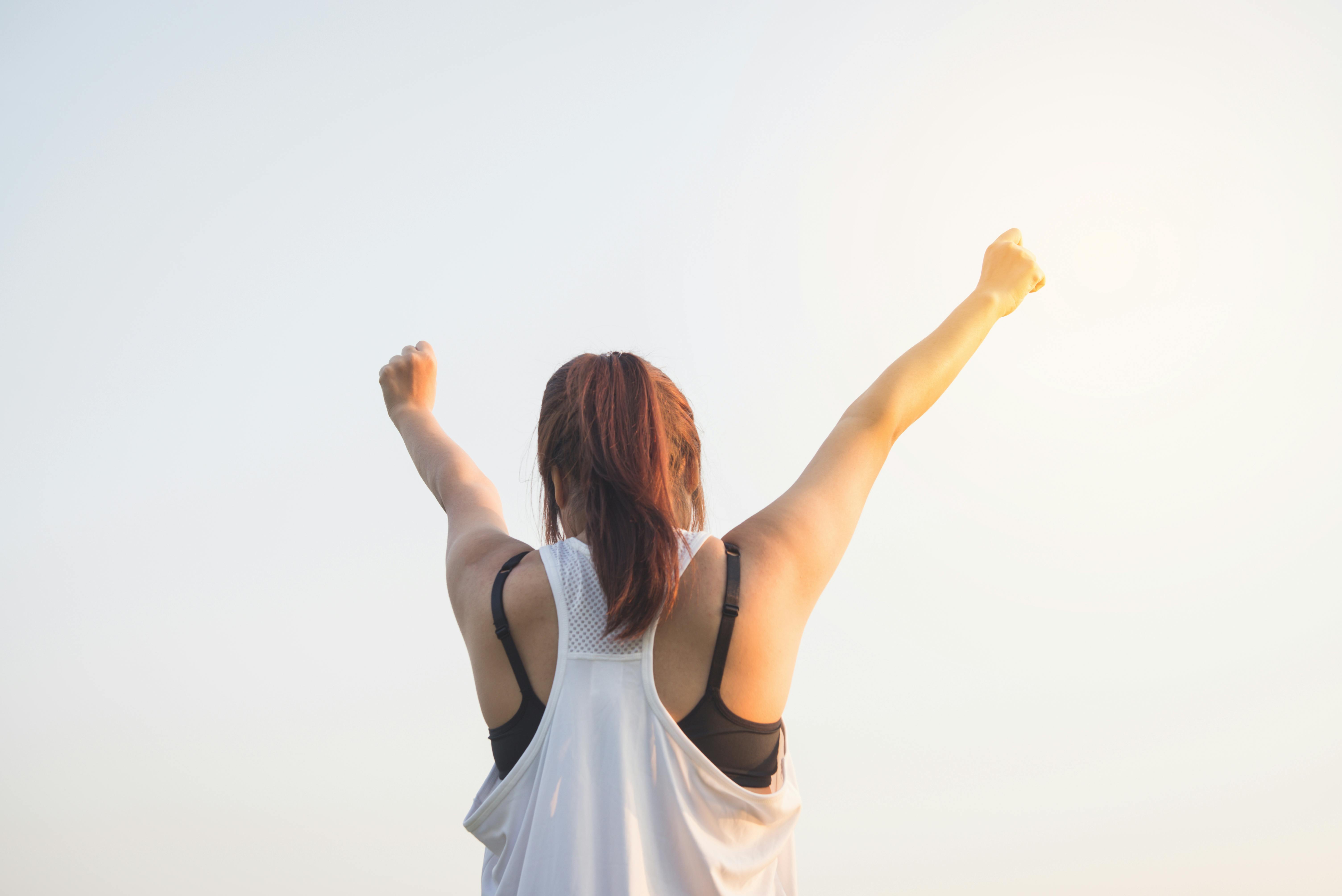 Une femme victorieuse célébrant | Source : Pexels