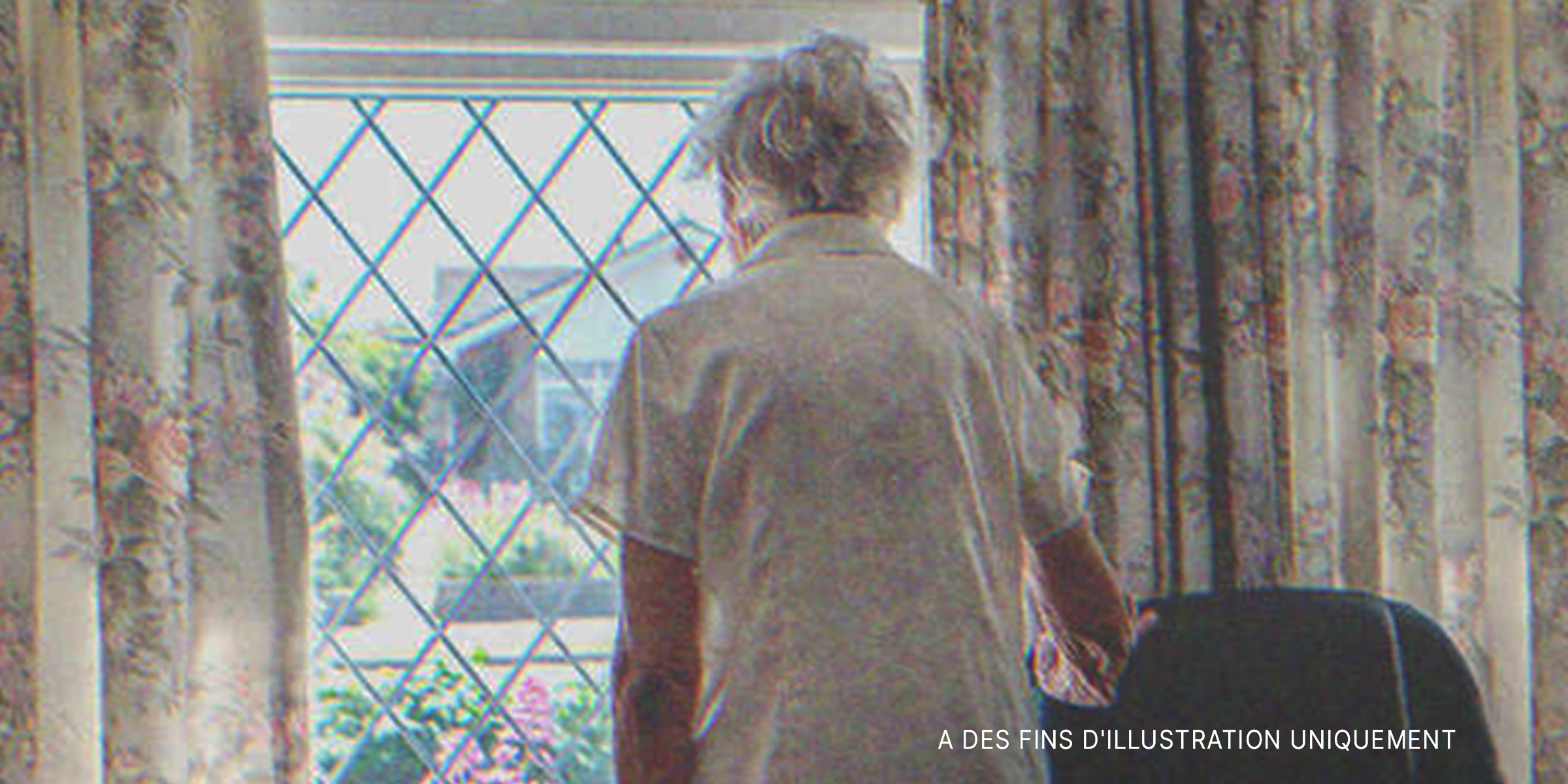 Une vieille dame regardant par la fenêtre | Source : Shutterstock