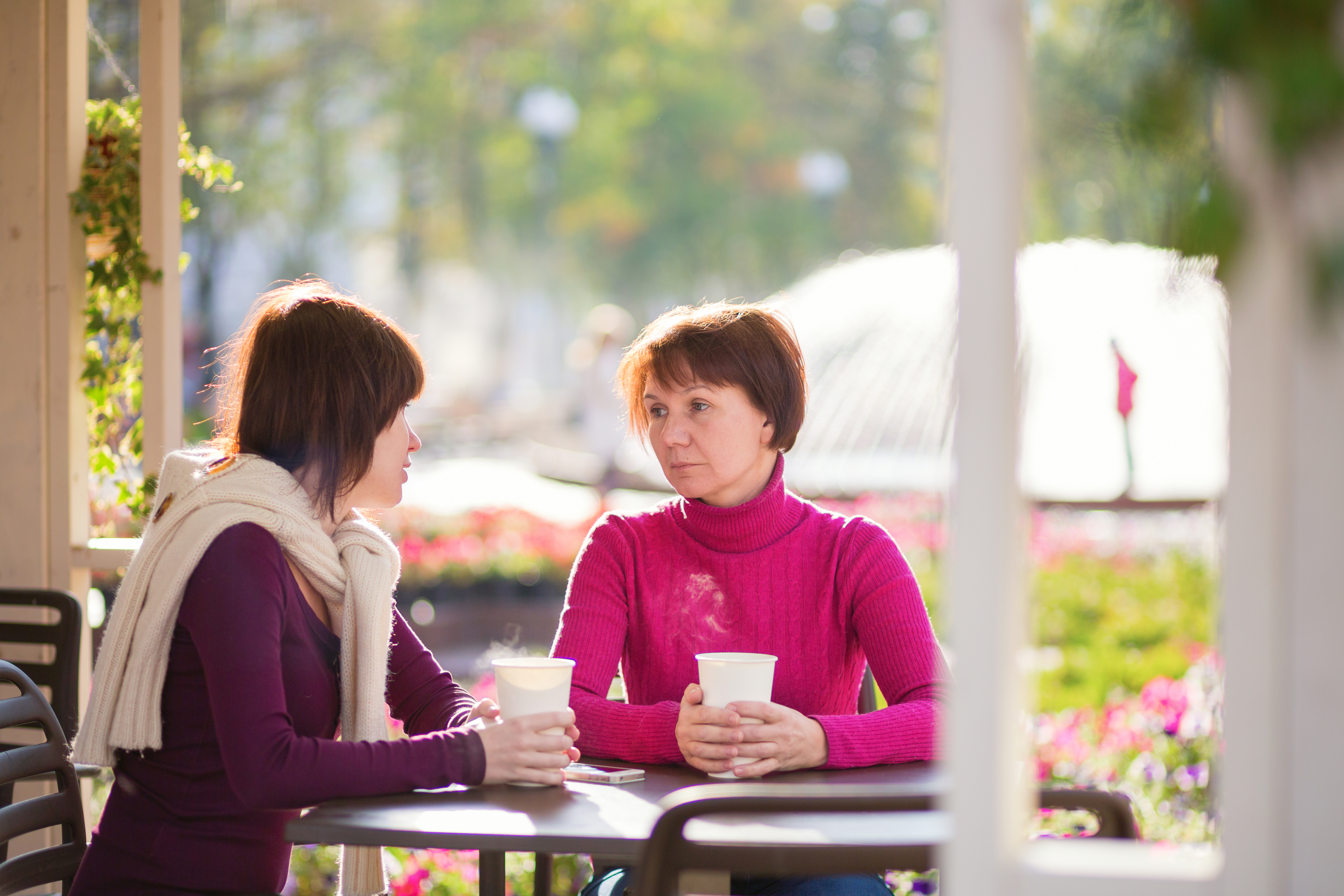 Une jeune femme et une femme plus âgée sont assises dans un café | Source : Shutterstock