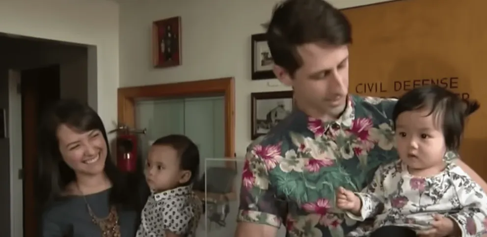 Les parents avec les enfants qu'ils ont adoptés | Photo : youtube.com/CBS Los Angeles