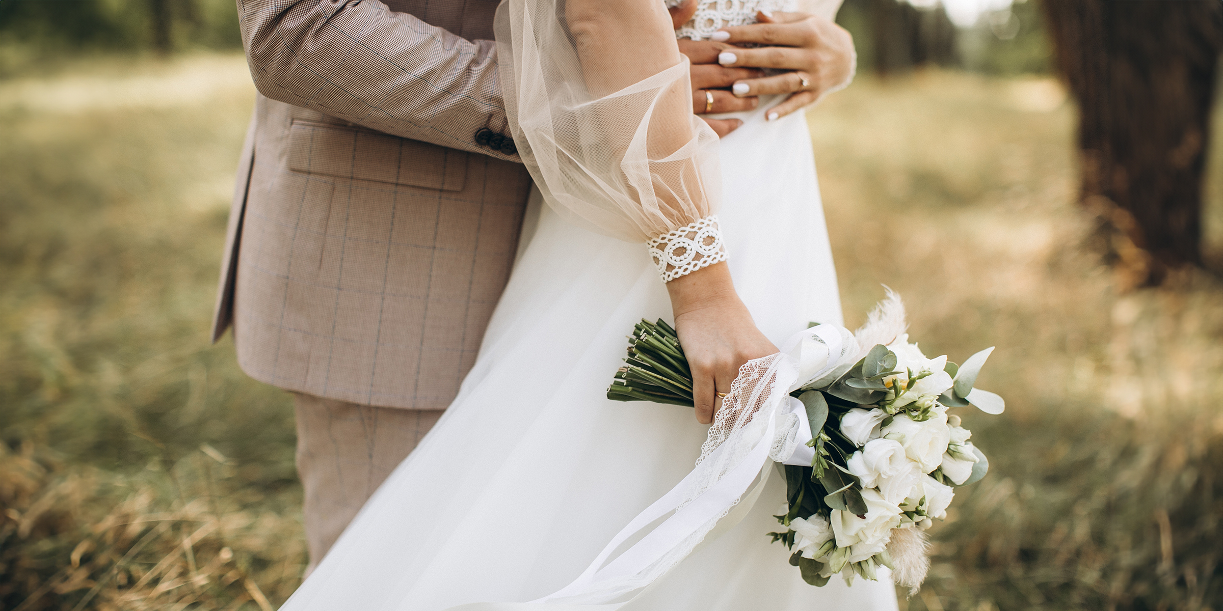 Un couple de jeunes mariés | Source : Shutterstock