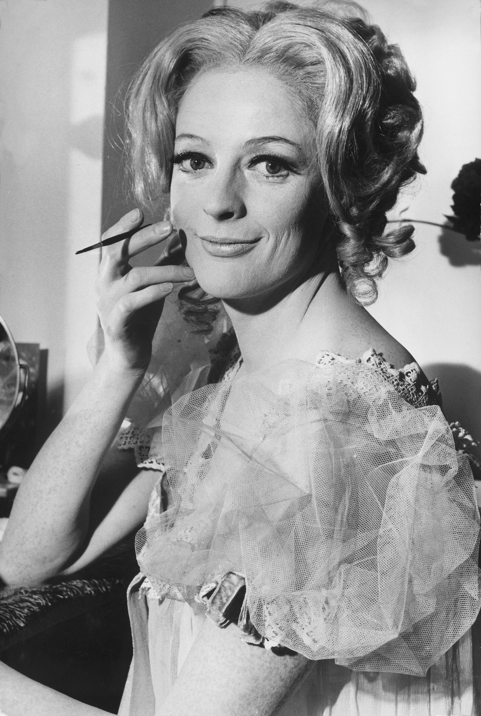 Maggie Smith photographiée au théâtre The Old Vic le 24 octobre 1967, à Londres, en Angleterre. | Source : Getty Images