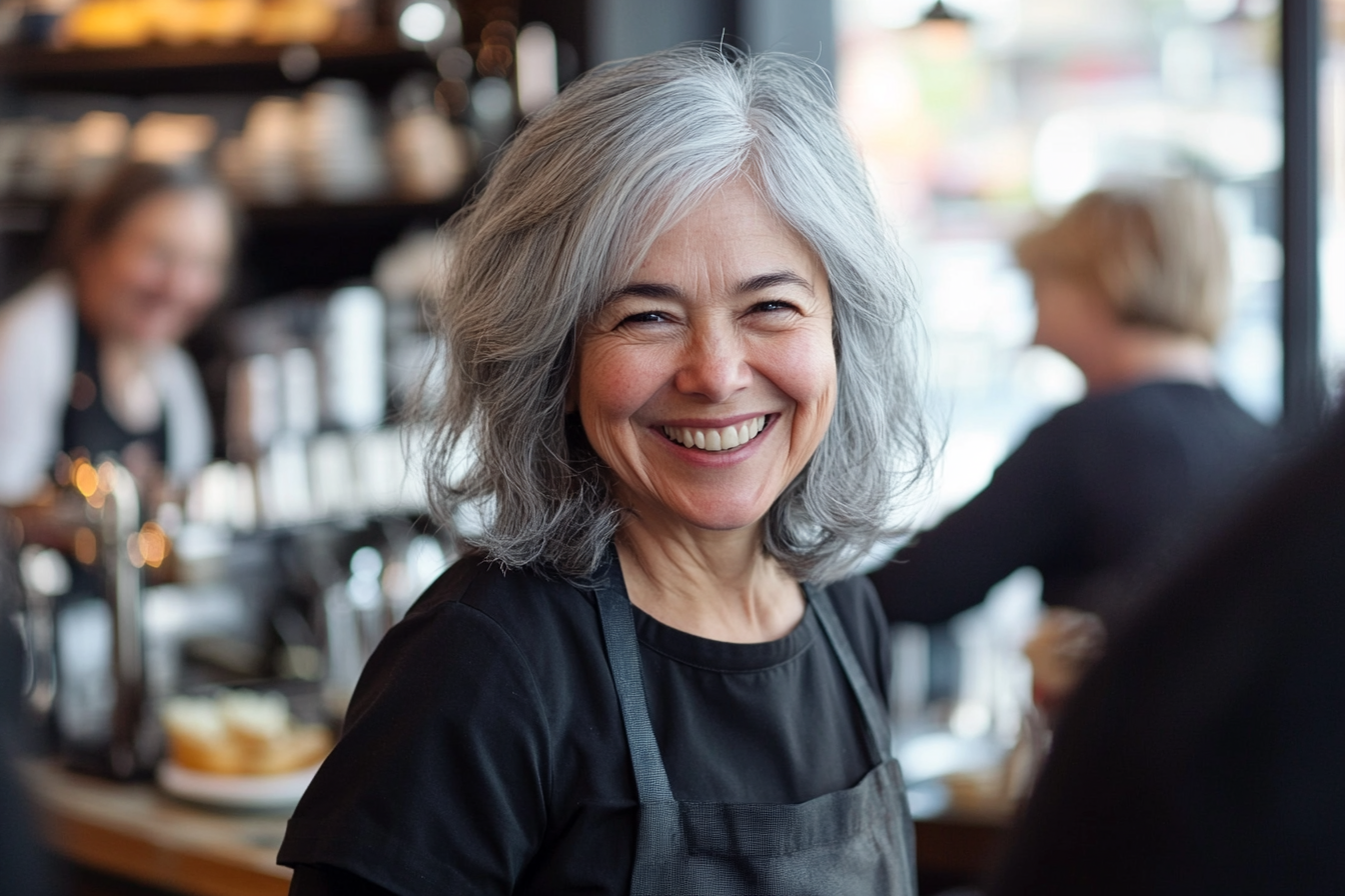 Une femme d'âge mûr travaillant comme serveuse | Source : Midjourney