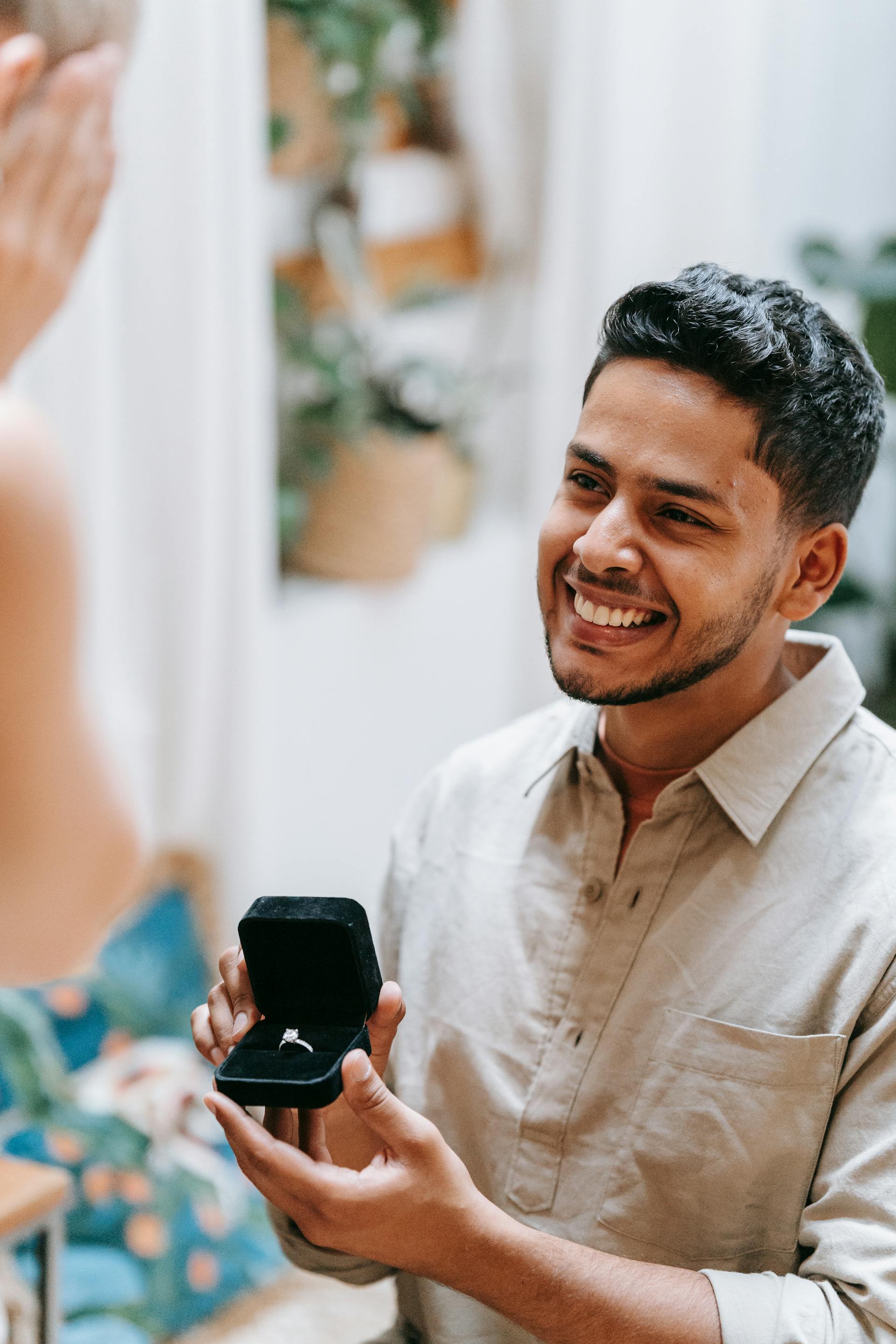 Un homme fait sa demande en mariage avec une bague | Source : Pexels