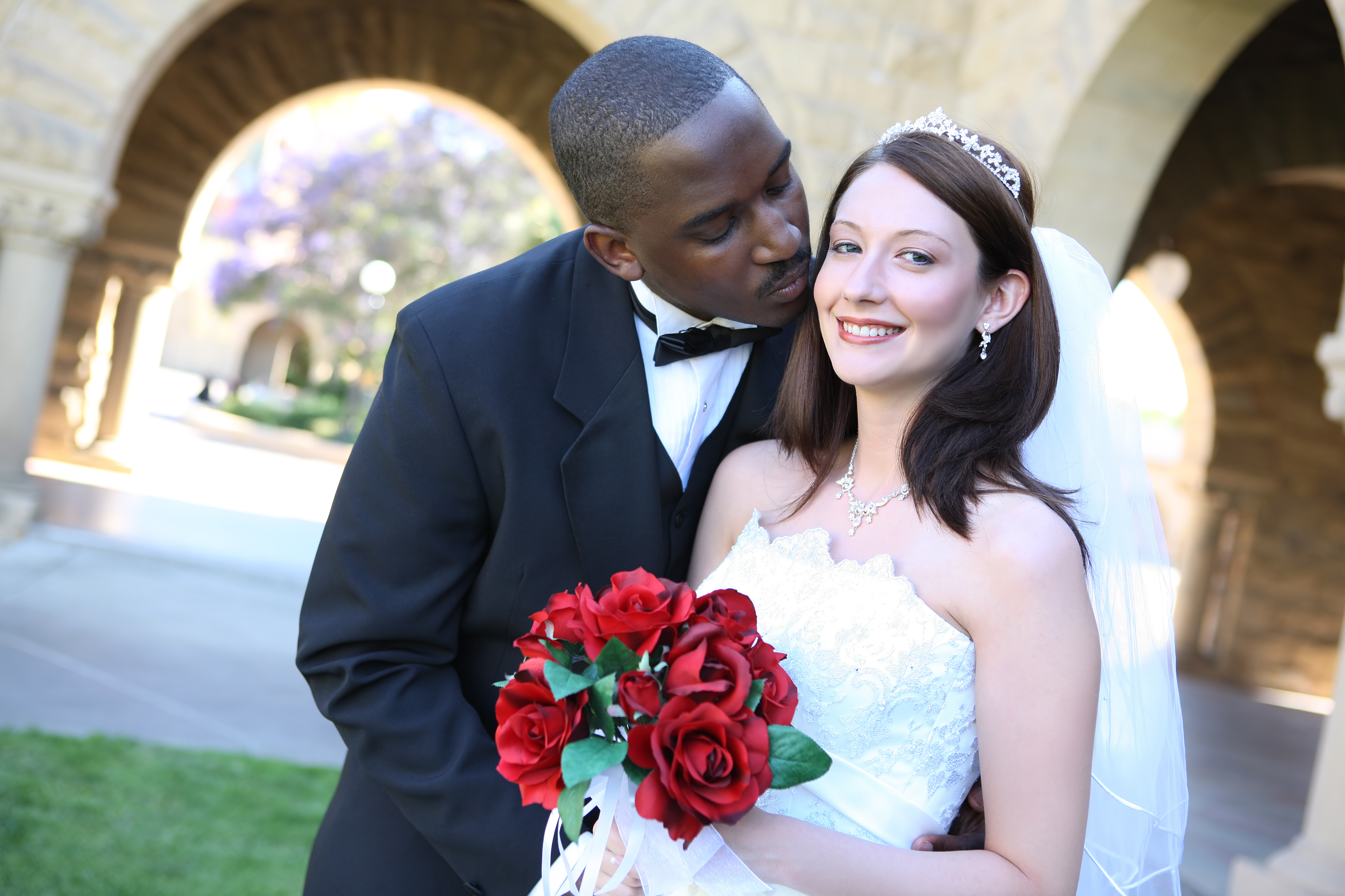 Un couple interracial heureux le jour de son mariage | Source : Shutterstock