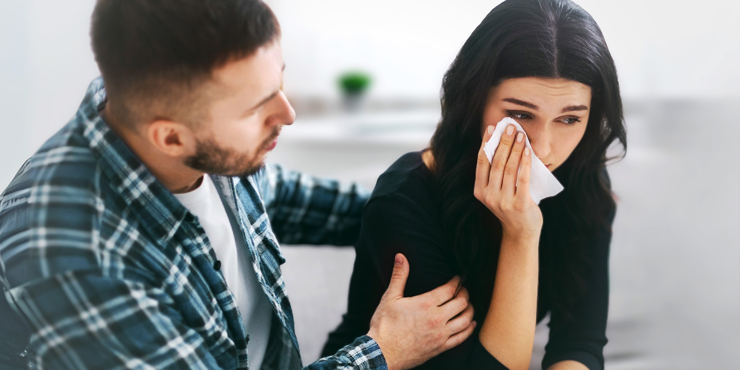 Un homme qui réconforte une femme en pleurs | Source : Shutterstock