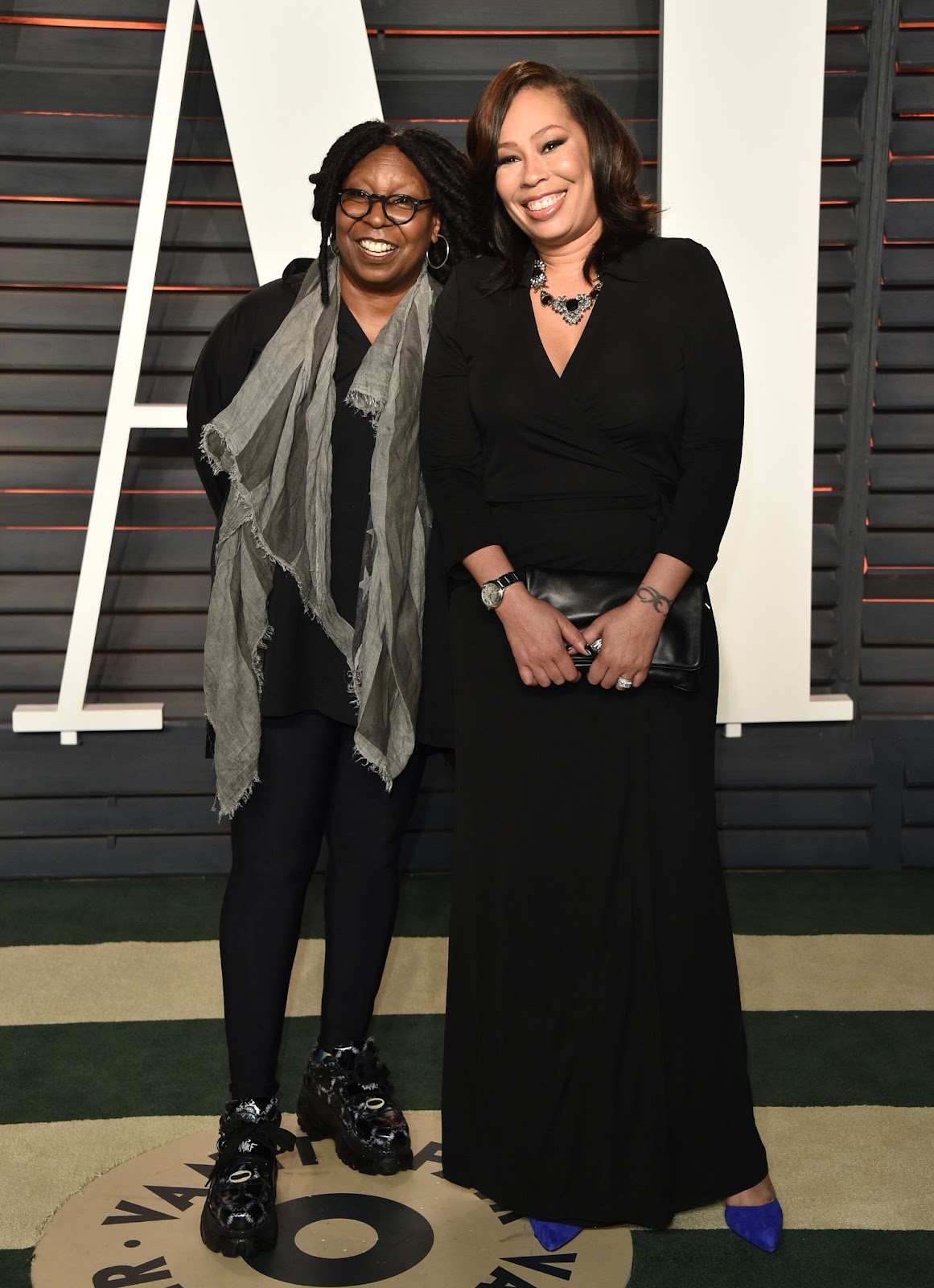 Whoopi Goldberg et Alex Martin lors de la soirée des Oscars 2016 de Vanity Fair à Beverly Hills, en Californie. | Source : Getty Images