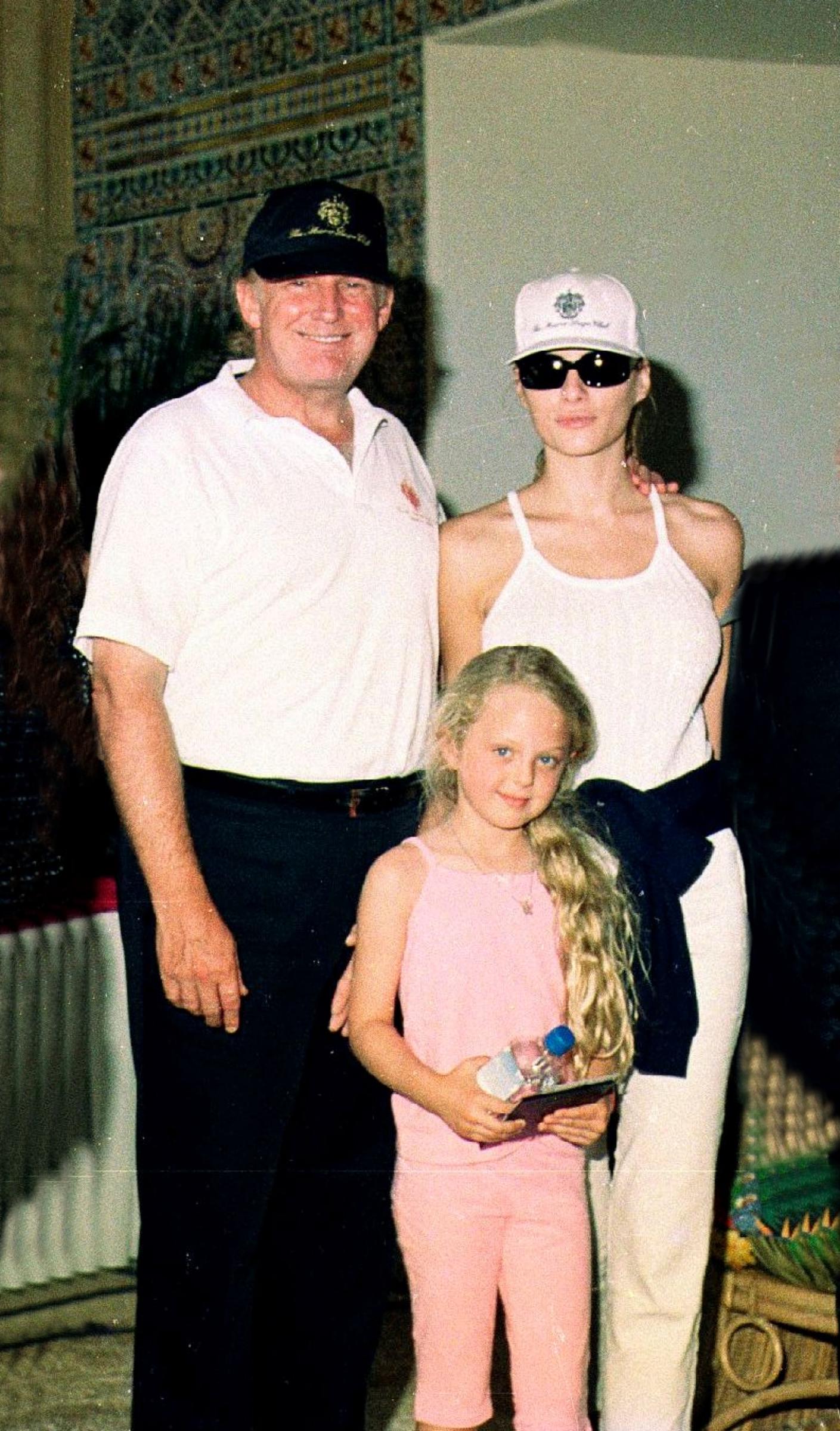 Donald et Melania Trump avec sa fille Tiffany au domaine de Mar-a-Lago à Palm Beach, en Floride, le 2 avril 2000. | Source : Getty Images