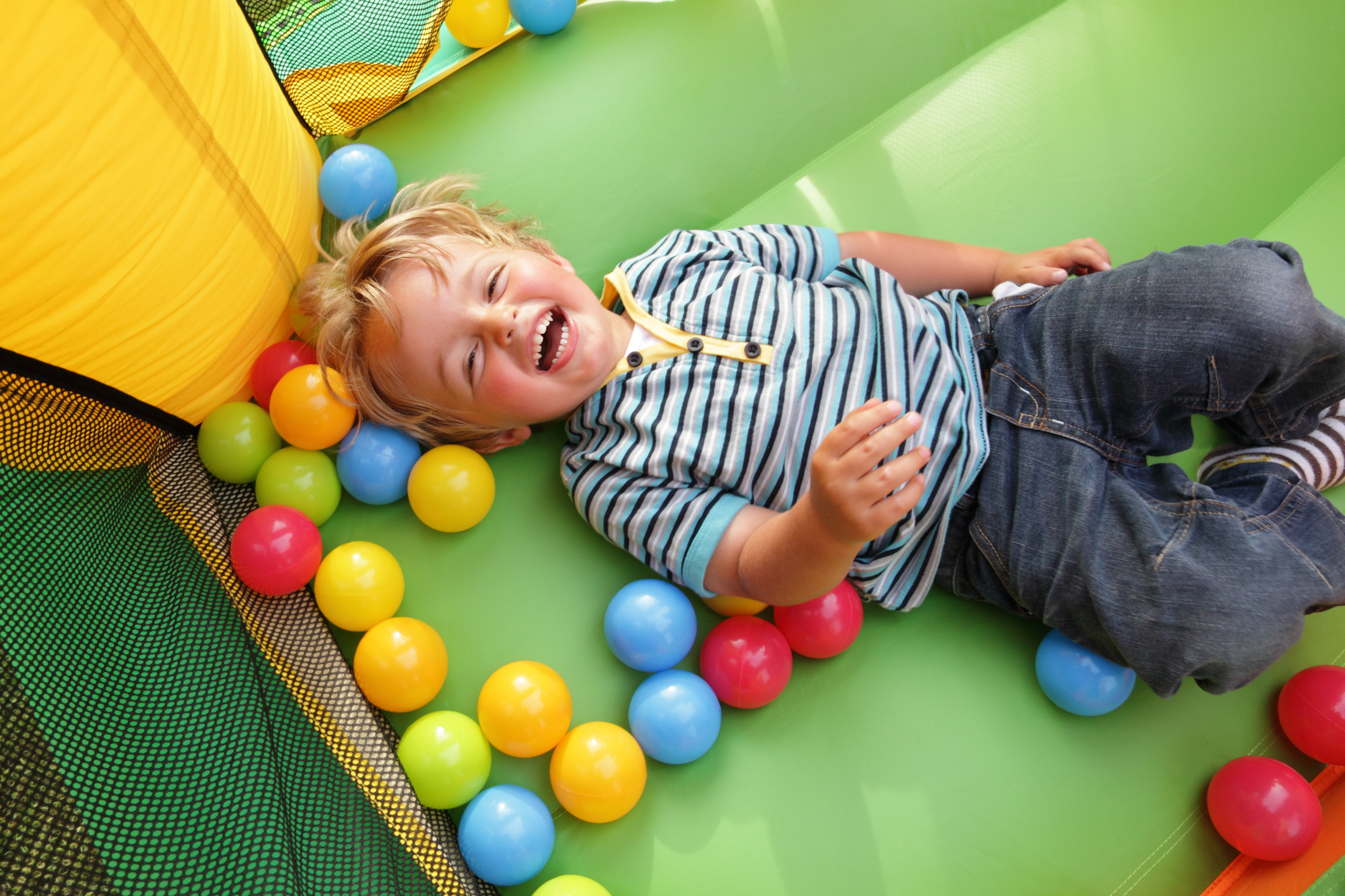 Menino de 3 anos está mentindo e rindo | Fonte: Shutterstock.com