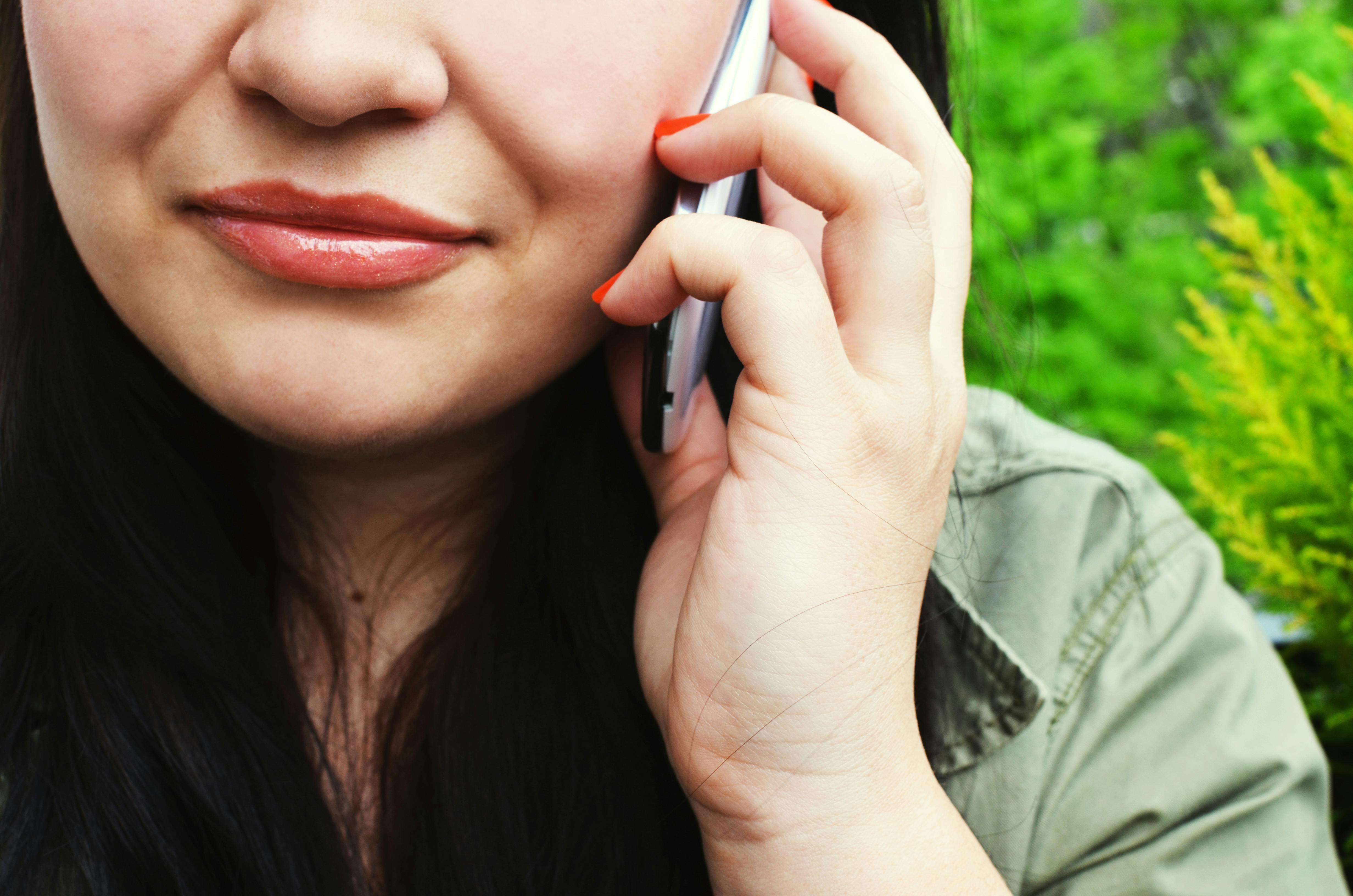 Une femme recevant un appel téléphonique | Source : Pexels