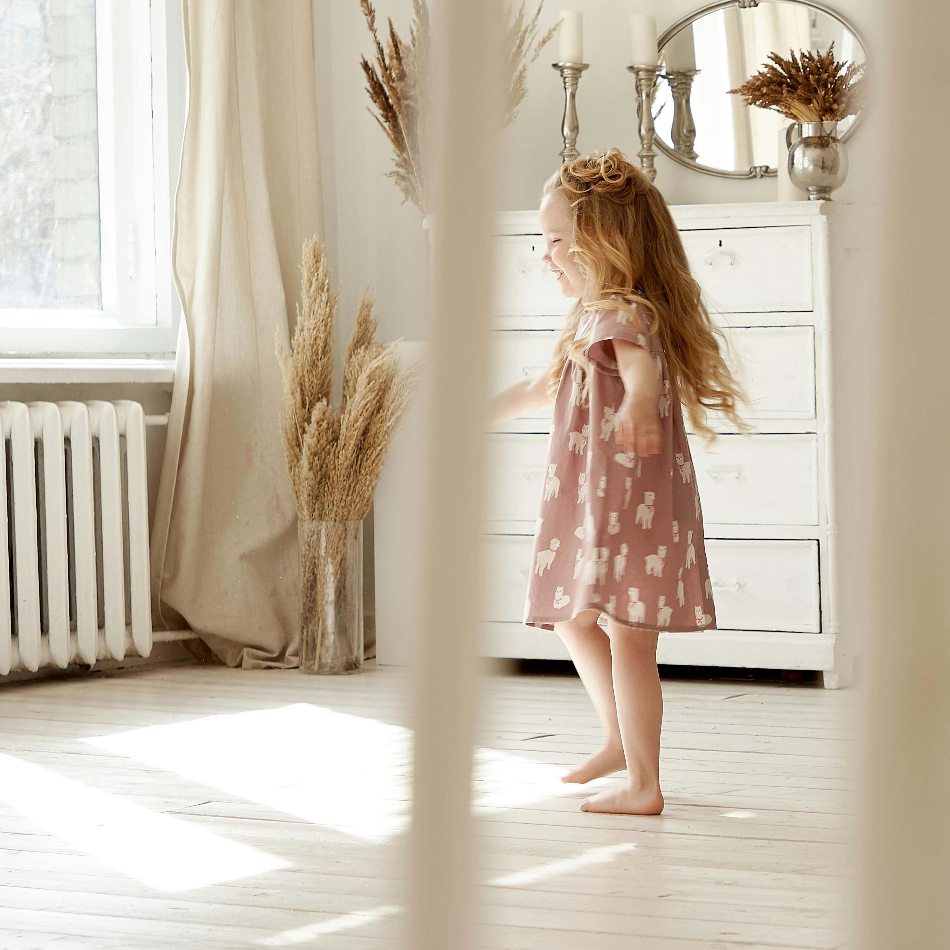 Un jeune enfant faisant les cent pas dans une pièce | Source : Pexels