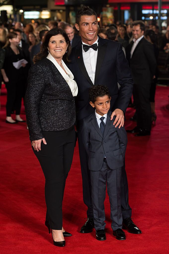 Cristiano Ronaldo, son fils Cristiano Ronaldo Jr et sa mère Maria Dolores Aveiro à Londres, en Angleterre. | Photo : Getty Images