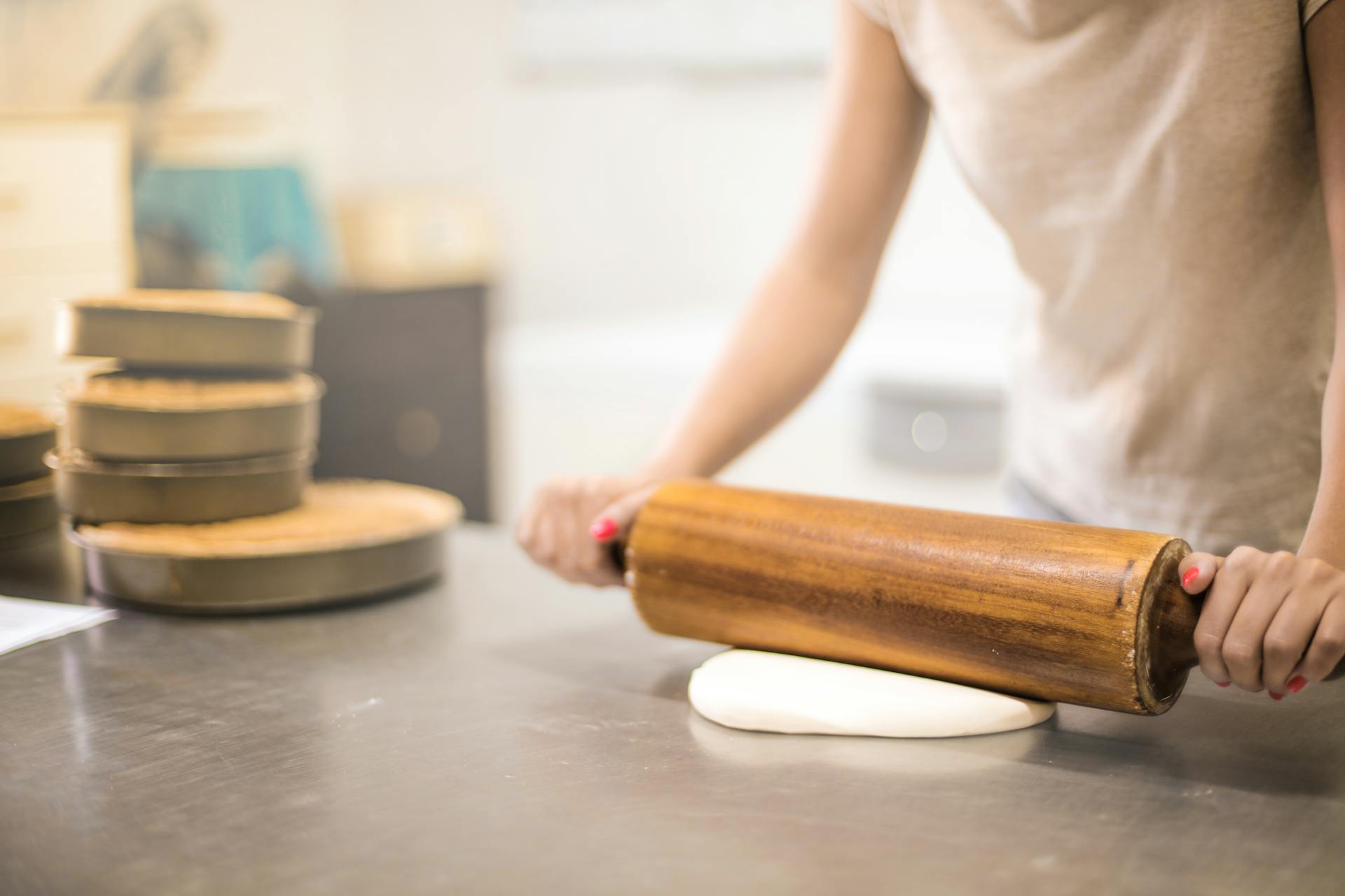 Une femme en train de rouler de la pâte | Source : Pexels