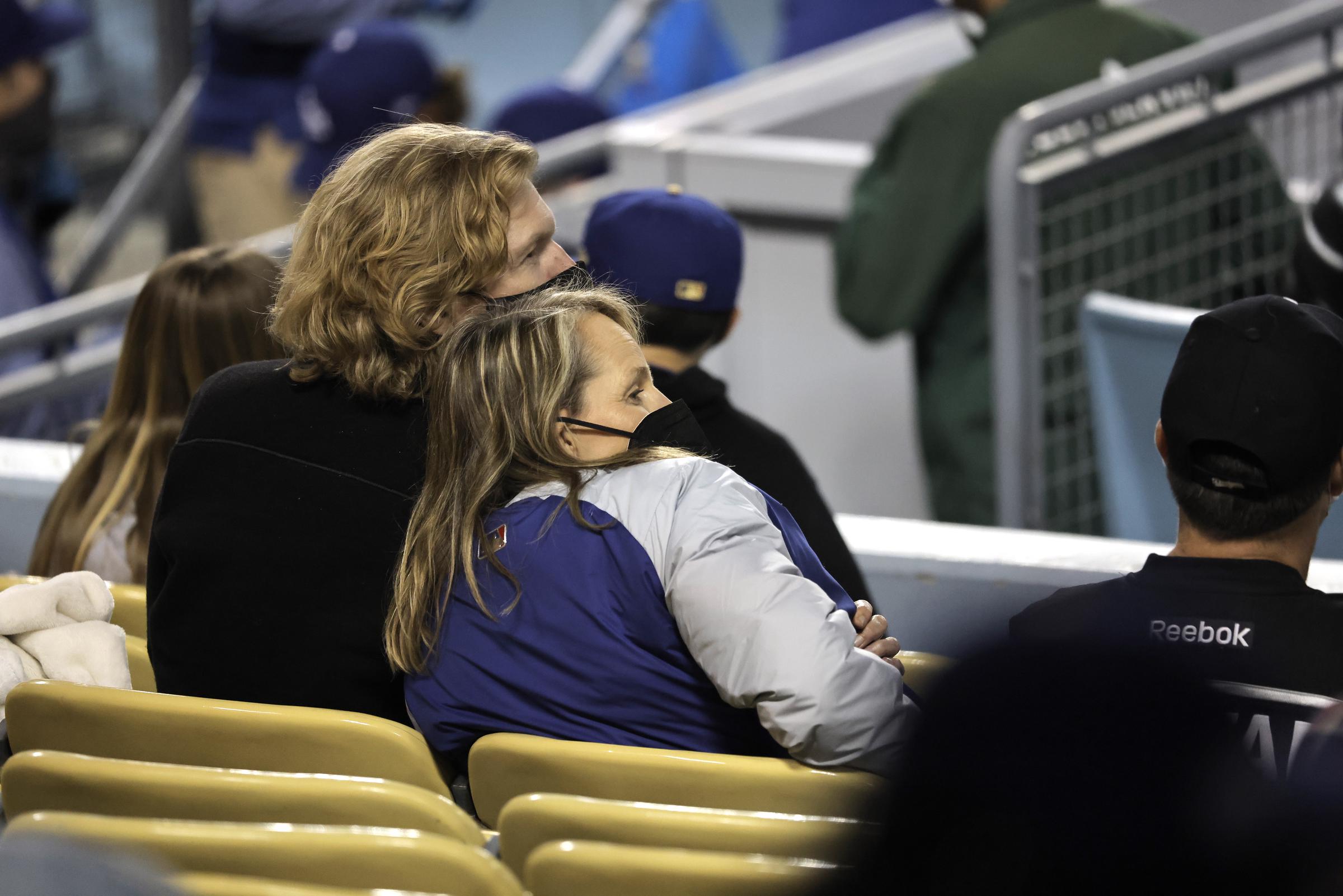 Helen Hunt et Steven Tepper lors d'un match entre les Dodgers de Los Angeles et les Padres de San Diego au Dodger Stadium de Los Angeles, en Californie, le 23 avril 2021 | Source : Getty Images