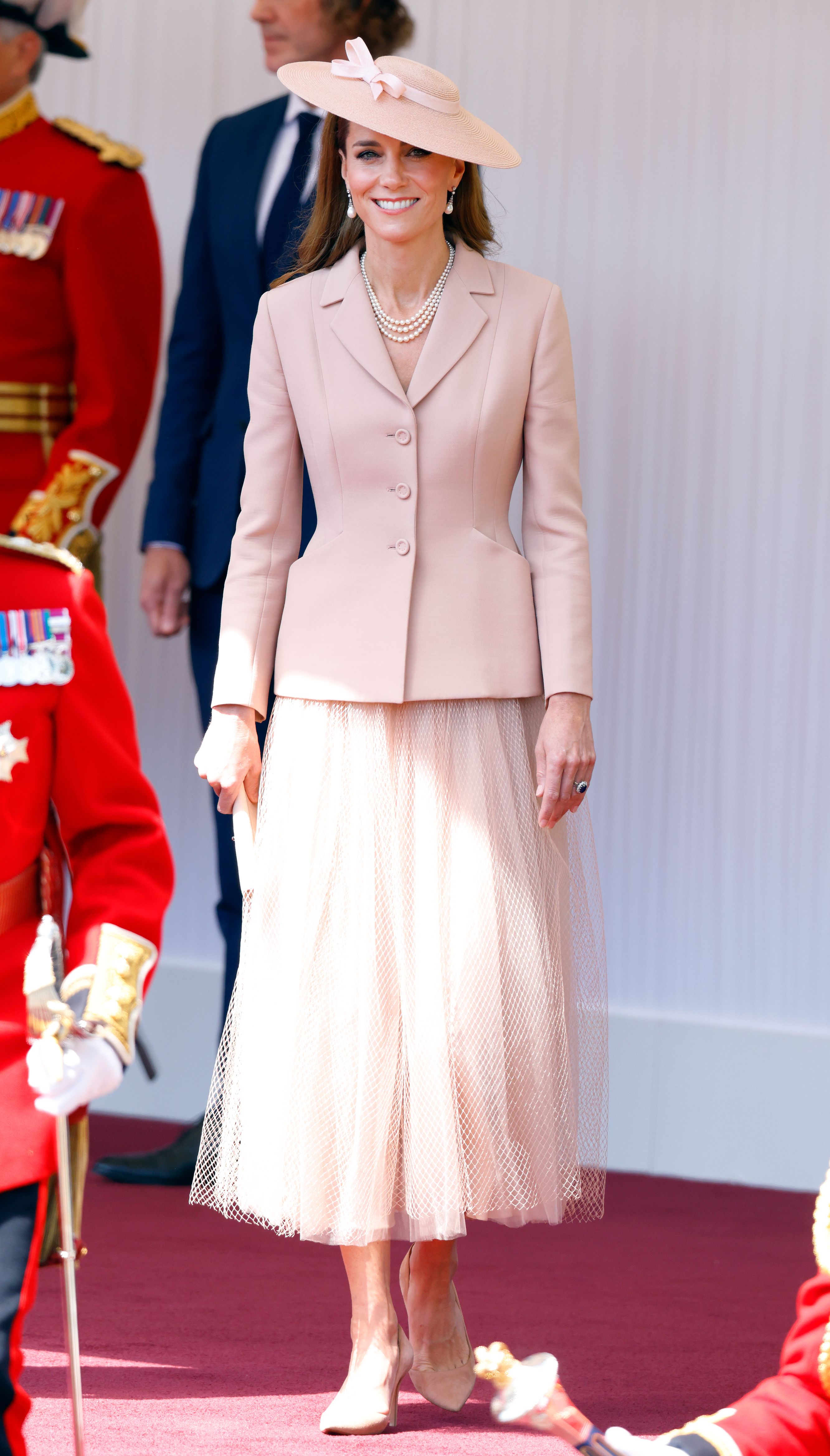 La princesse Catherine portant un ensemble romantique rose pâle de la maison de couture de luxe française, Dior, lors de la visite d'État du président français Emmanuel Macron au Royaume-Uni.