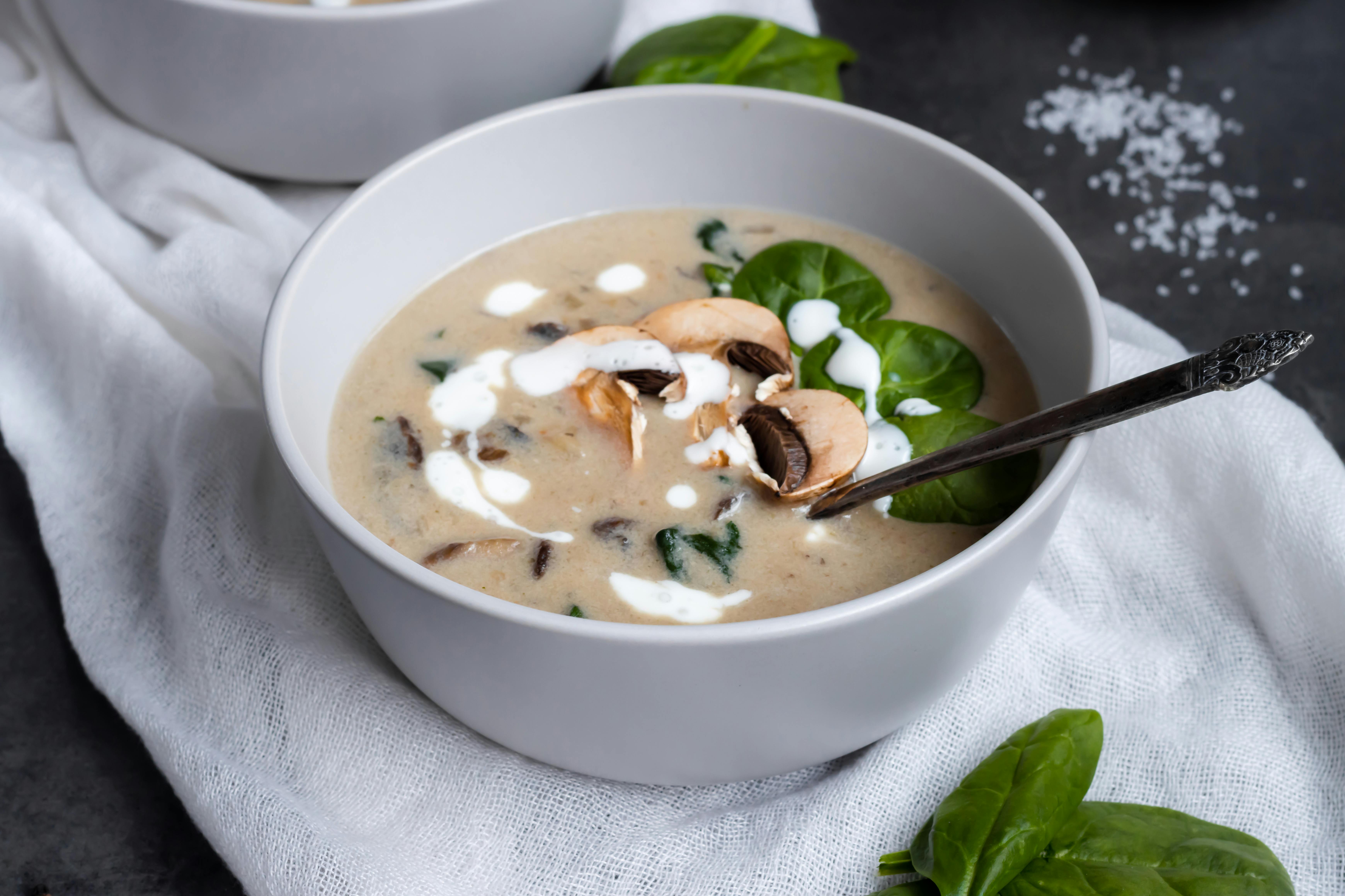 Soupe aux champignons avec garniture de basilic | Source : Pexels